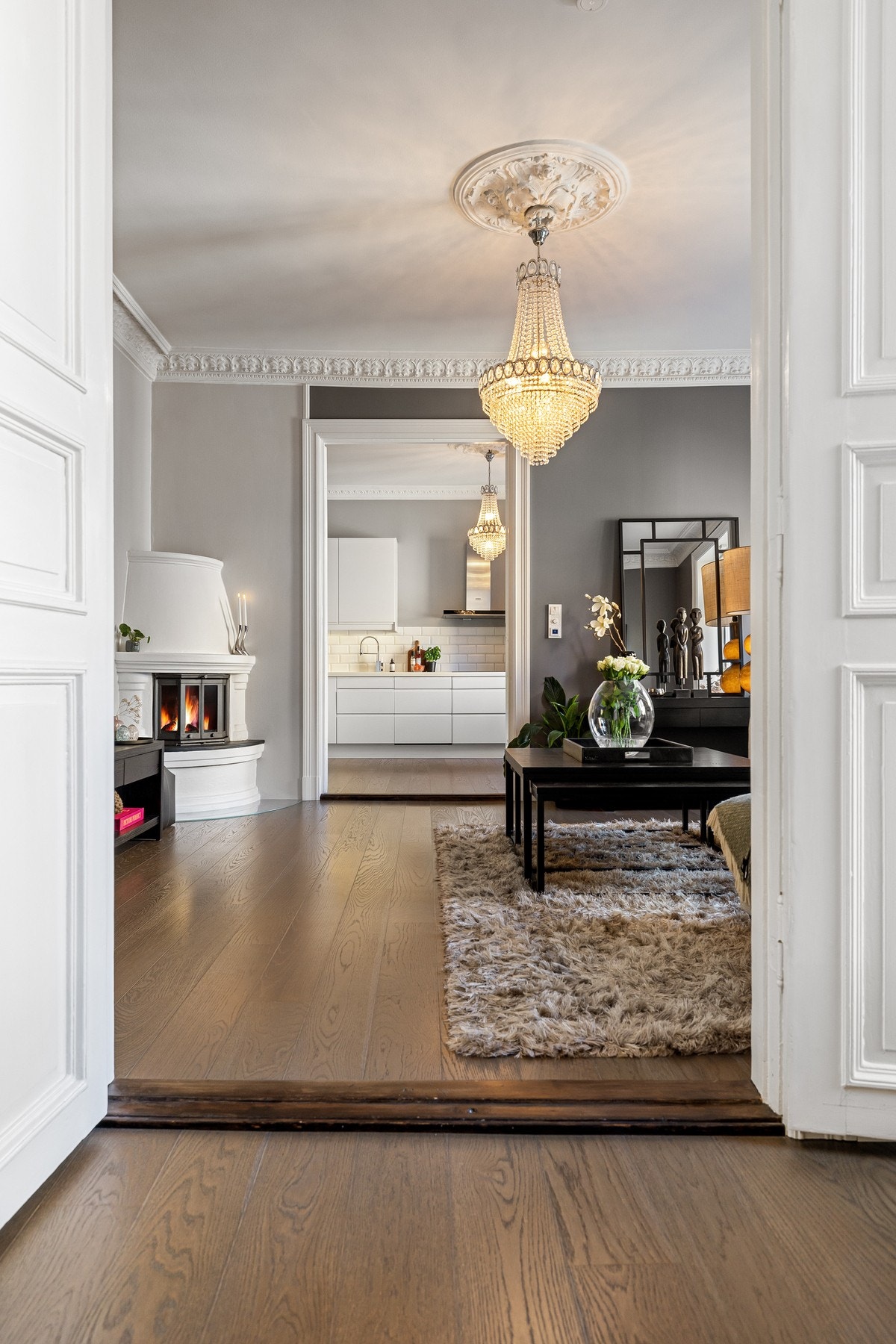 3 vakre rom på rad. Lukket peisovn (pipeløp rehabilitert i 2022). Galleribilde