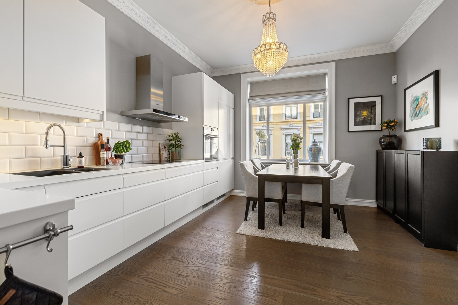 Lekkert kjøkken med matte, slette fronter. Plass til stort langbord med plass til mange gjester. Galleribilde