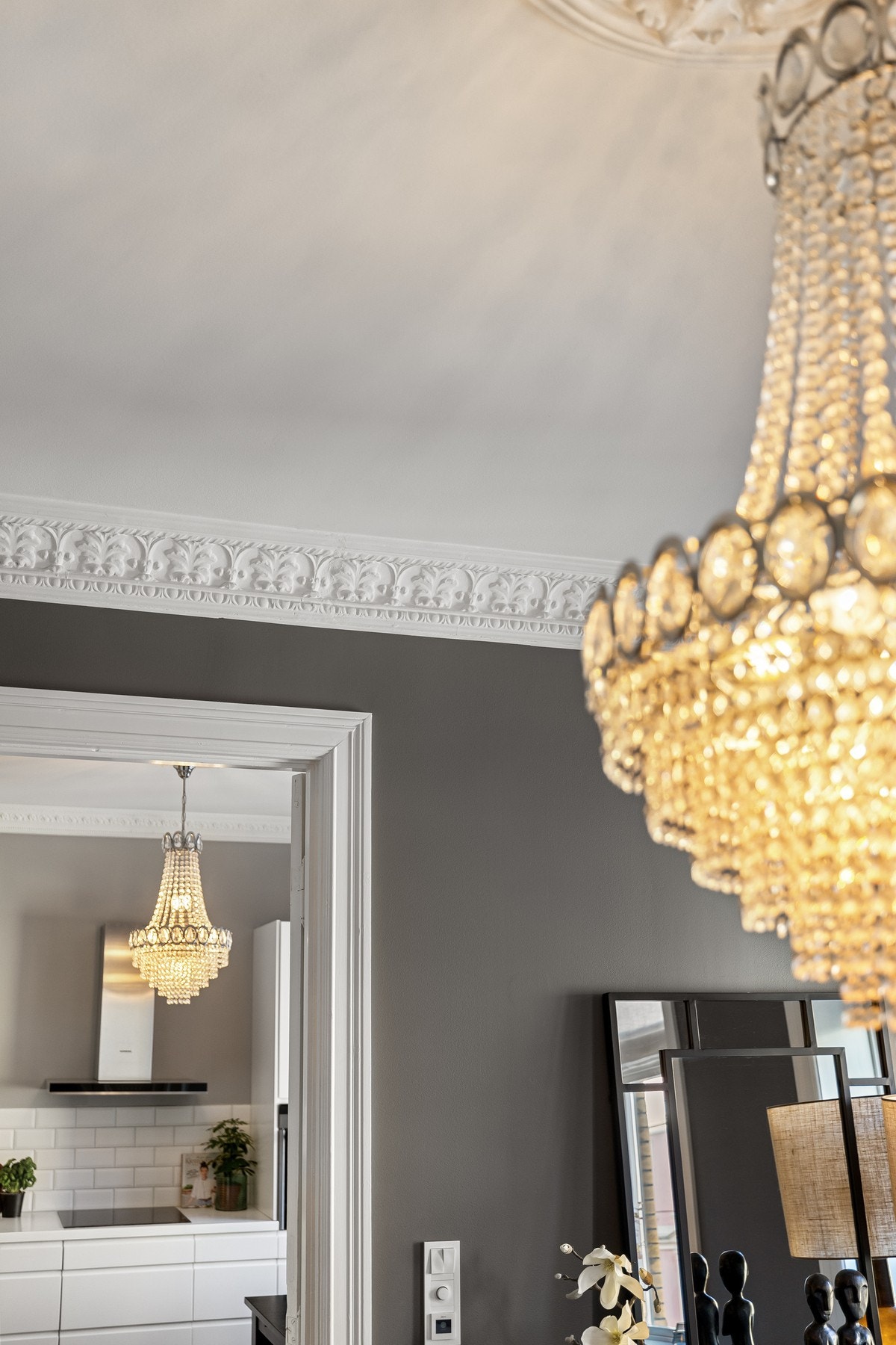 Vakre, klassiske detaljer som stukkatur og rosett i leiligheten. Galleribilde