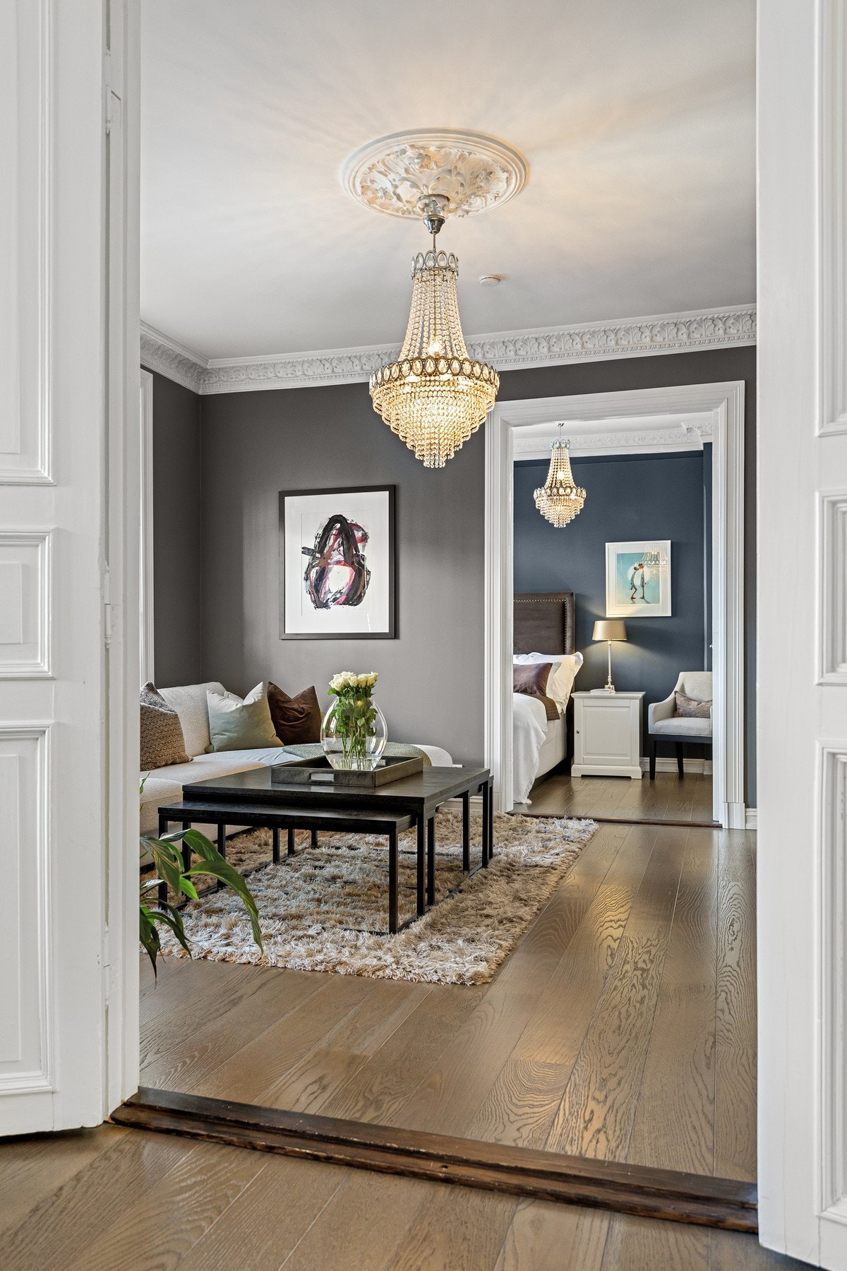 Etterspurt planløsning med tre rom på rad. Flotte, doble fløydører inn til stuen fra kjøkken/spisestue. Galleribilde