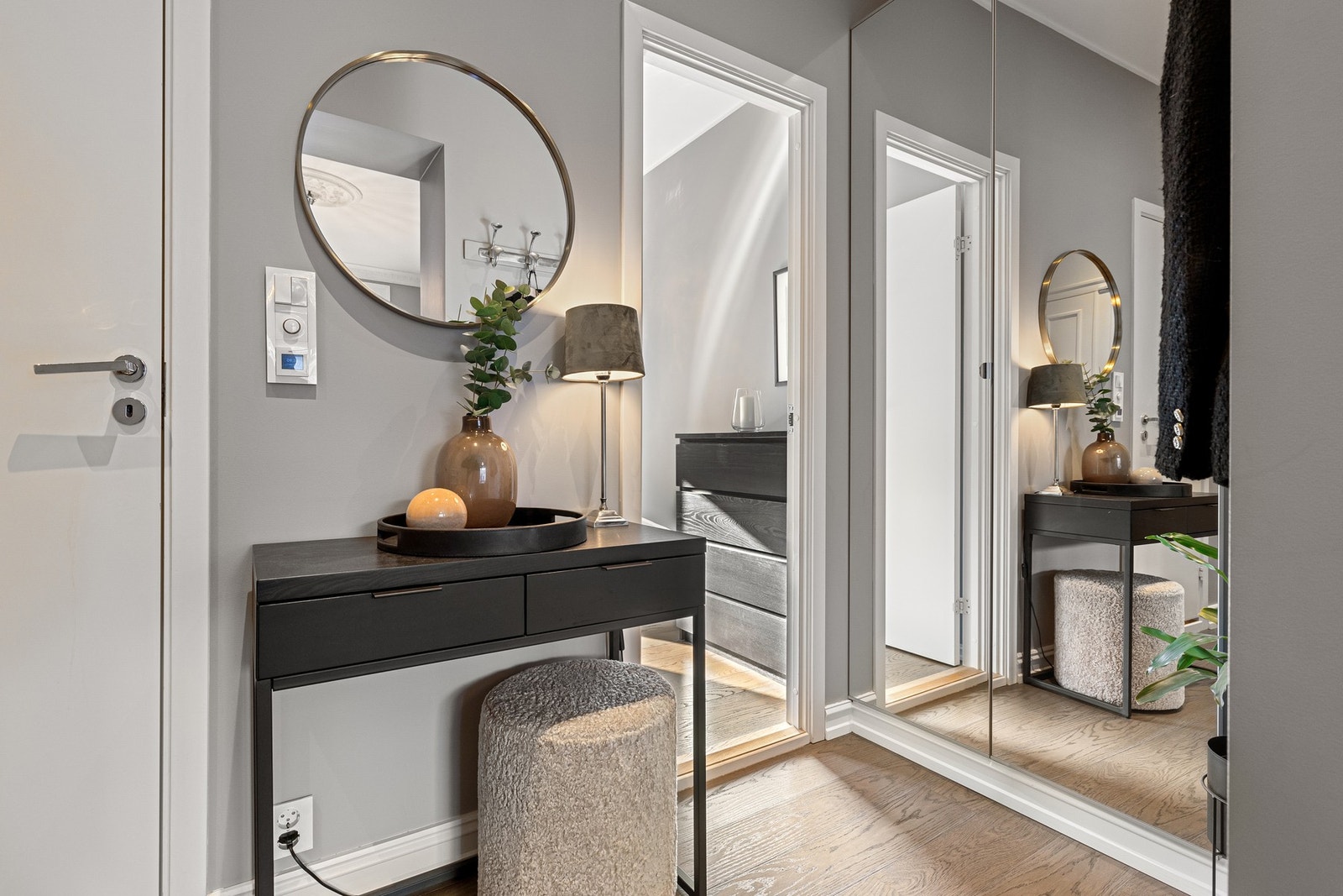 Innbydende inngangsparti med gode oppbevaringsløsninger. Galleribilde