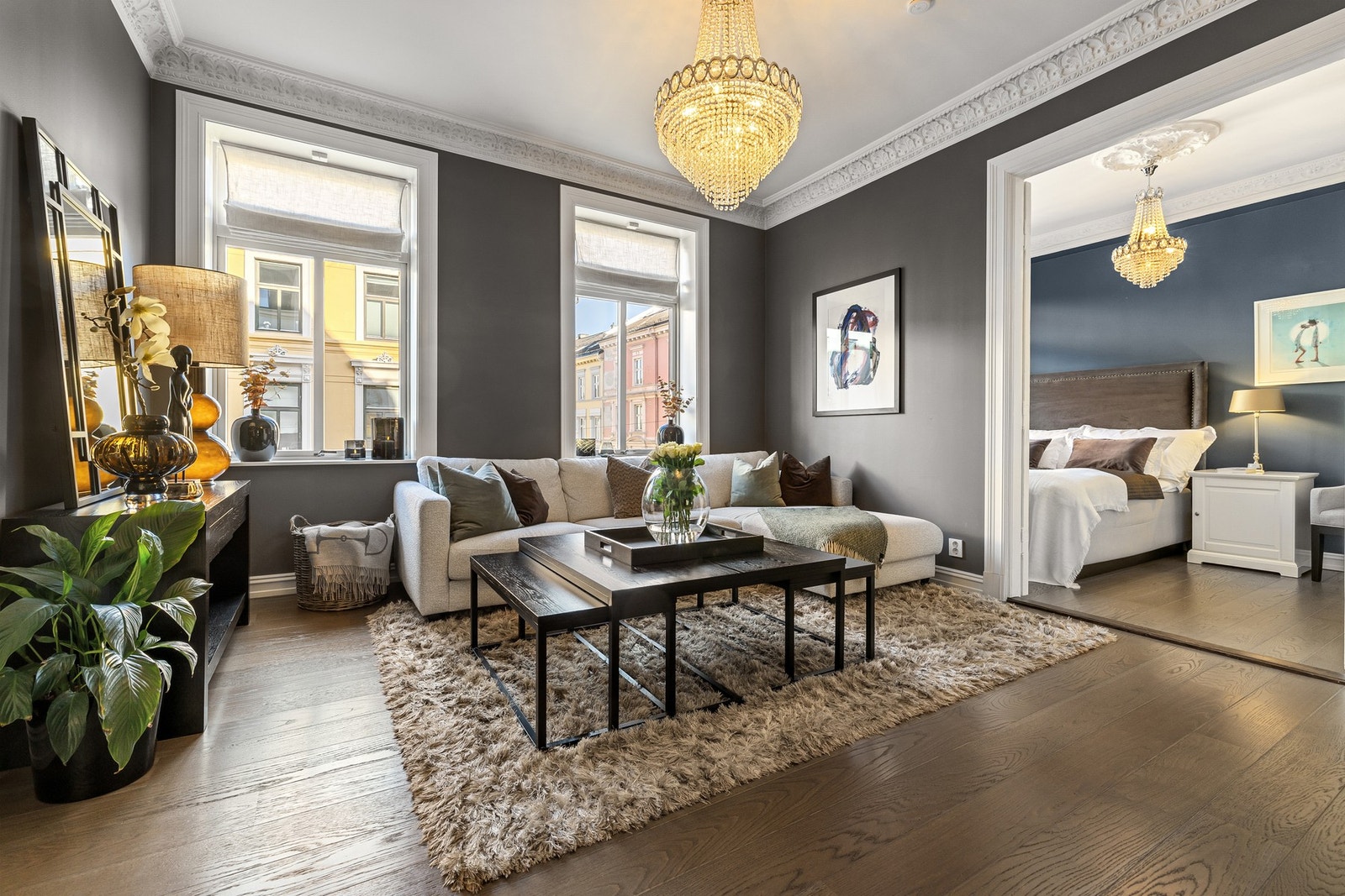 Eksklusiv en-stavs eikeparkett med gulvvarme i stuen. Strømpunkt i vinduene i stuen med egen dimmer for hengende julestjerner. Galleribilde