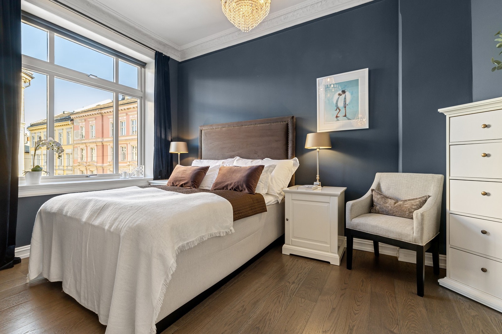 Store vindusflater, 3 meter takhøyde, stukkatur og rosetter. Galleribilde