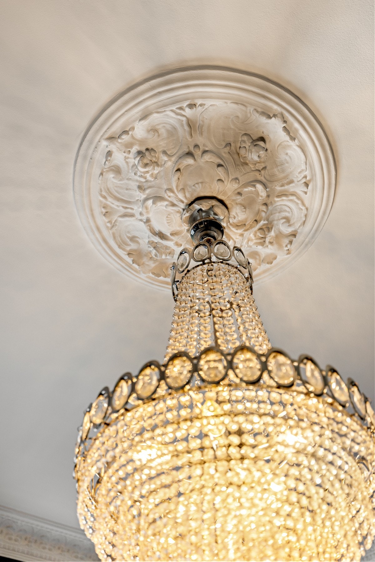 Det er nydelig rosett og stukkatur på kjøkkenet. Sammen med takhøyden på 3 meter gir dette rommet en svært god og luftig atmosfære. Galleribilde