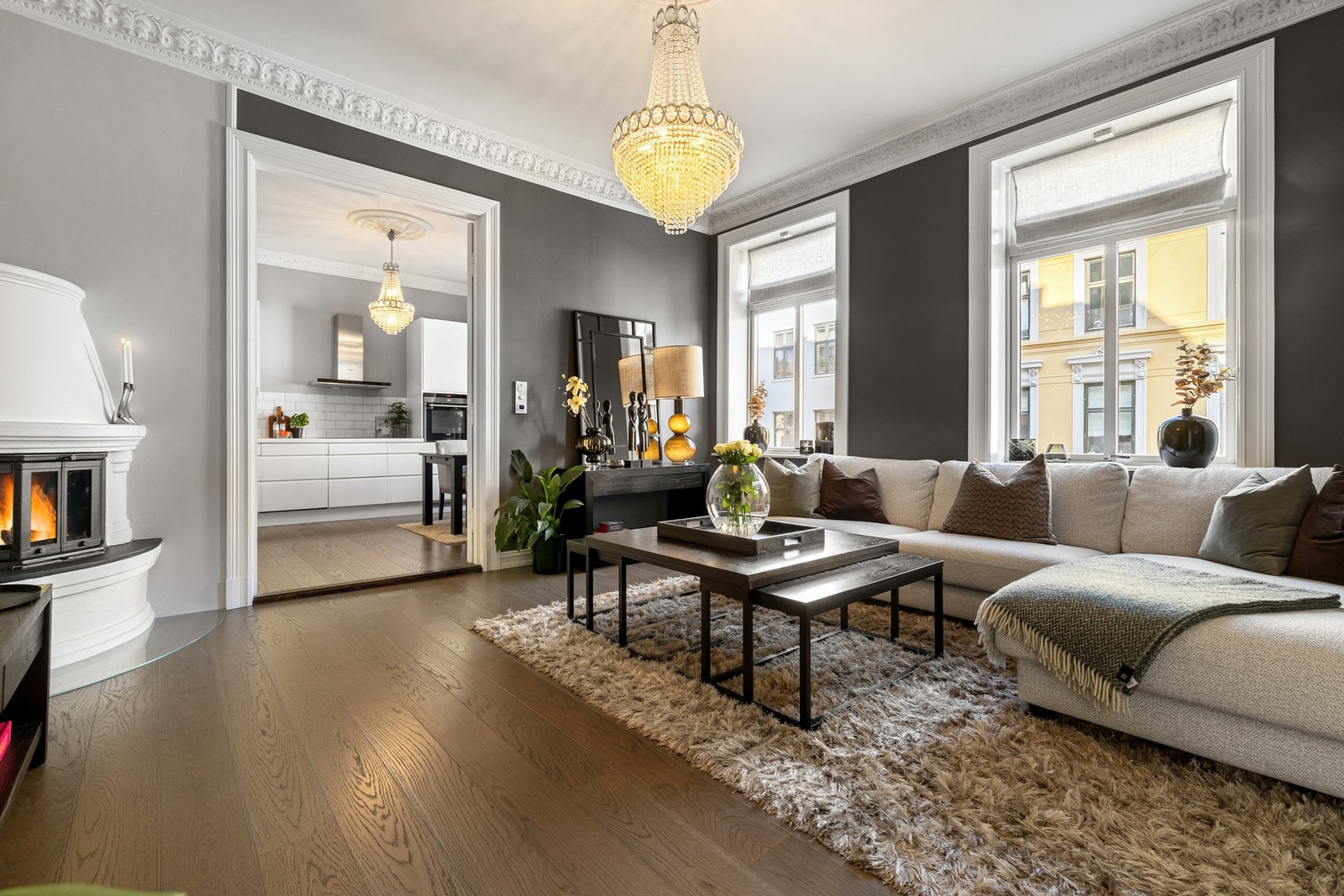 Vakre, klassiske detaljer som 3 meter takhøyde, stukkatur, rosett og doble fløydører. Galleribilde