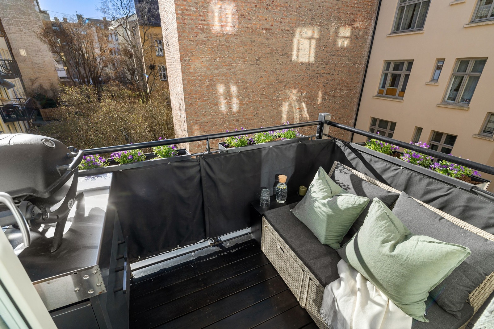 Nybygd balkong fra 2019 med plass til grill og sittegruppe. Galleribilde