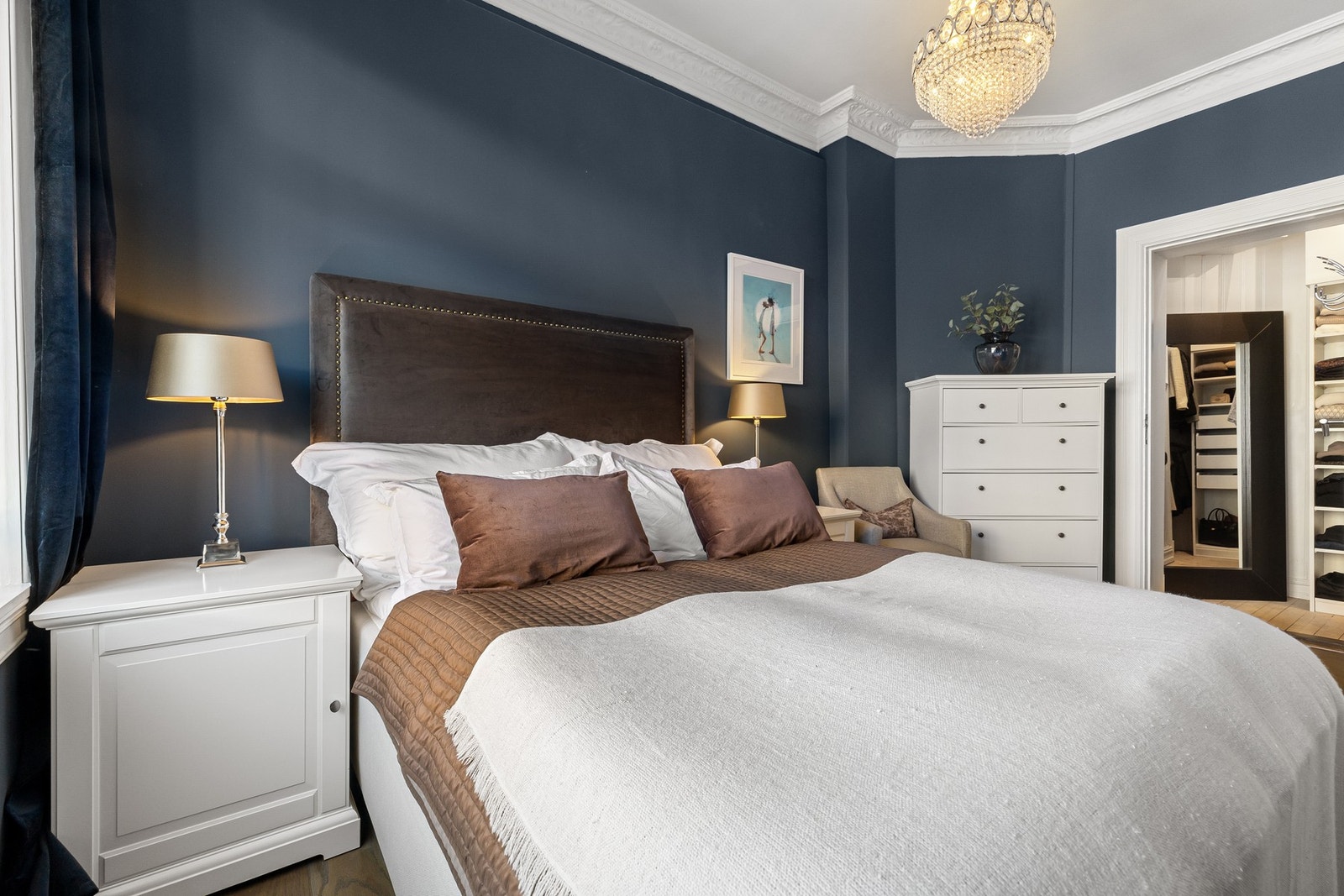 Lunt master bedroom med gulvvarme i sløyfe rundt sengen. Vegg mot nabo er ekstra lydisolert for en god natts søvn. Galleribilde