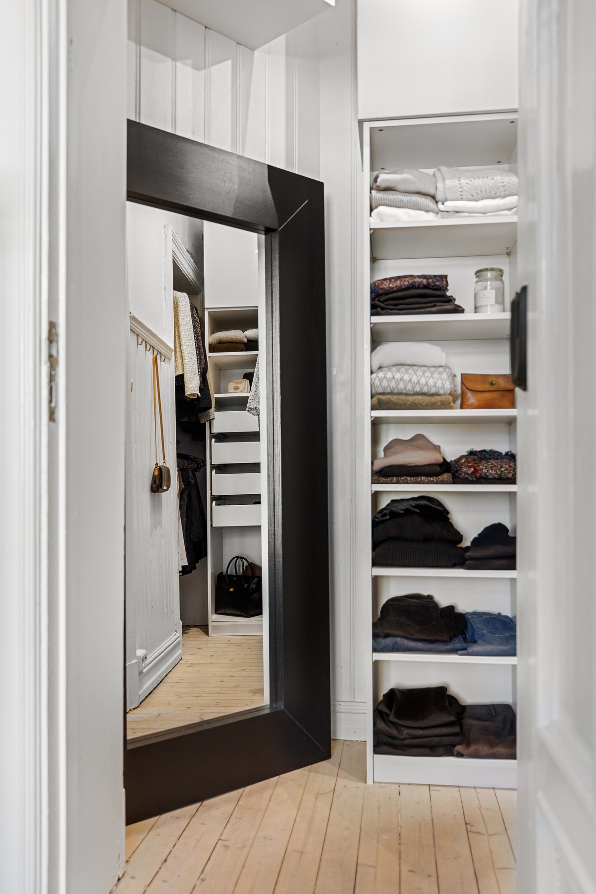 På master bedroom har du direkte adkomst til eget walk-in closet. Galleribilde