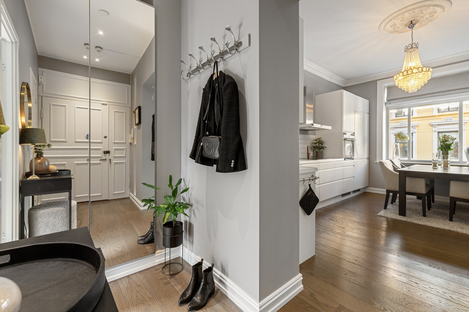 Nydelig, dobbel inngangsdør som komplementerer det klassiske uttrykket i leiligheten. Oppgangene i gården er pusset opp i slutten av 2024. Galleribilde