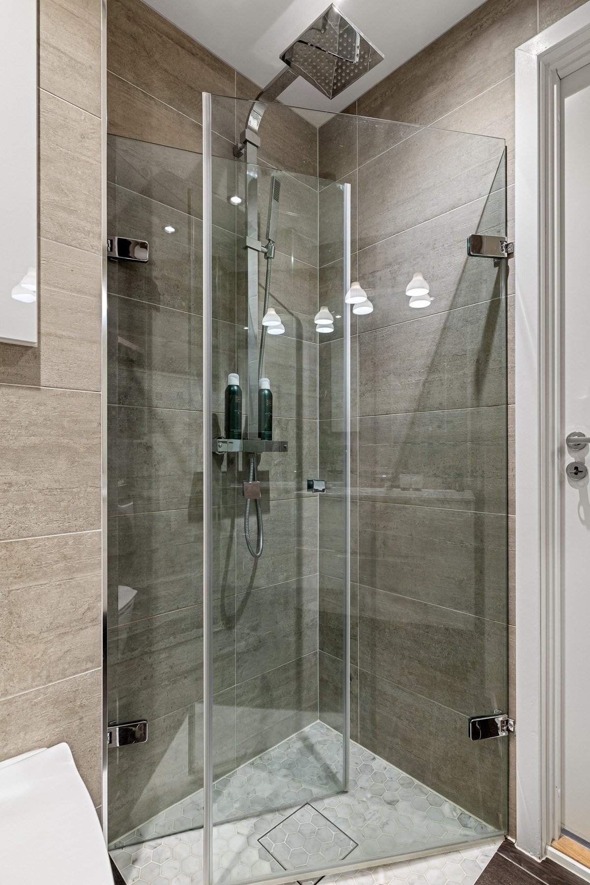 Waterfall- og hånddusj fra Tapwell. Det ble lagt nye, eksklusive marmorfliser fra Ulfven med design slukrist i 2020. Galleribilde