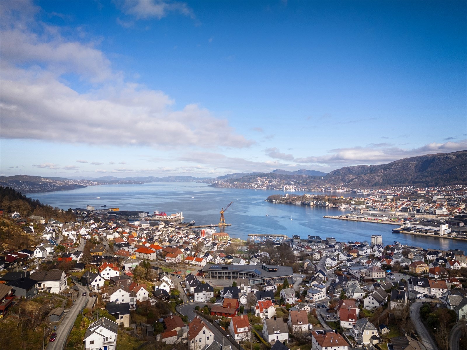 Det er knappe 6 minutters kjøring til Bergen sentrum, 7 minutter til Oasen kjøpesenter og ca. 20 minutter å gå til sentrum Galleribilde