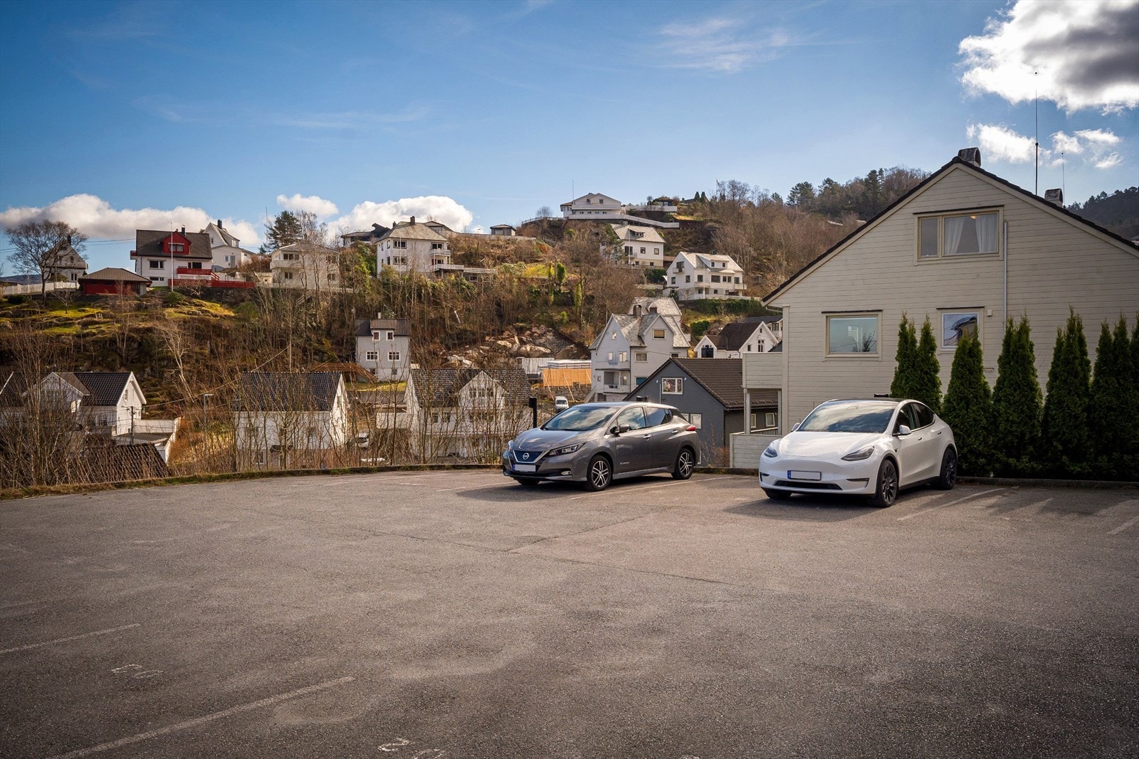 Fast parkering med elbil-lader Galleribilde