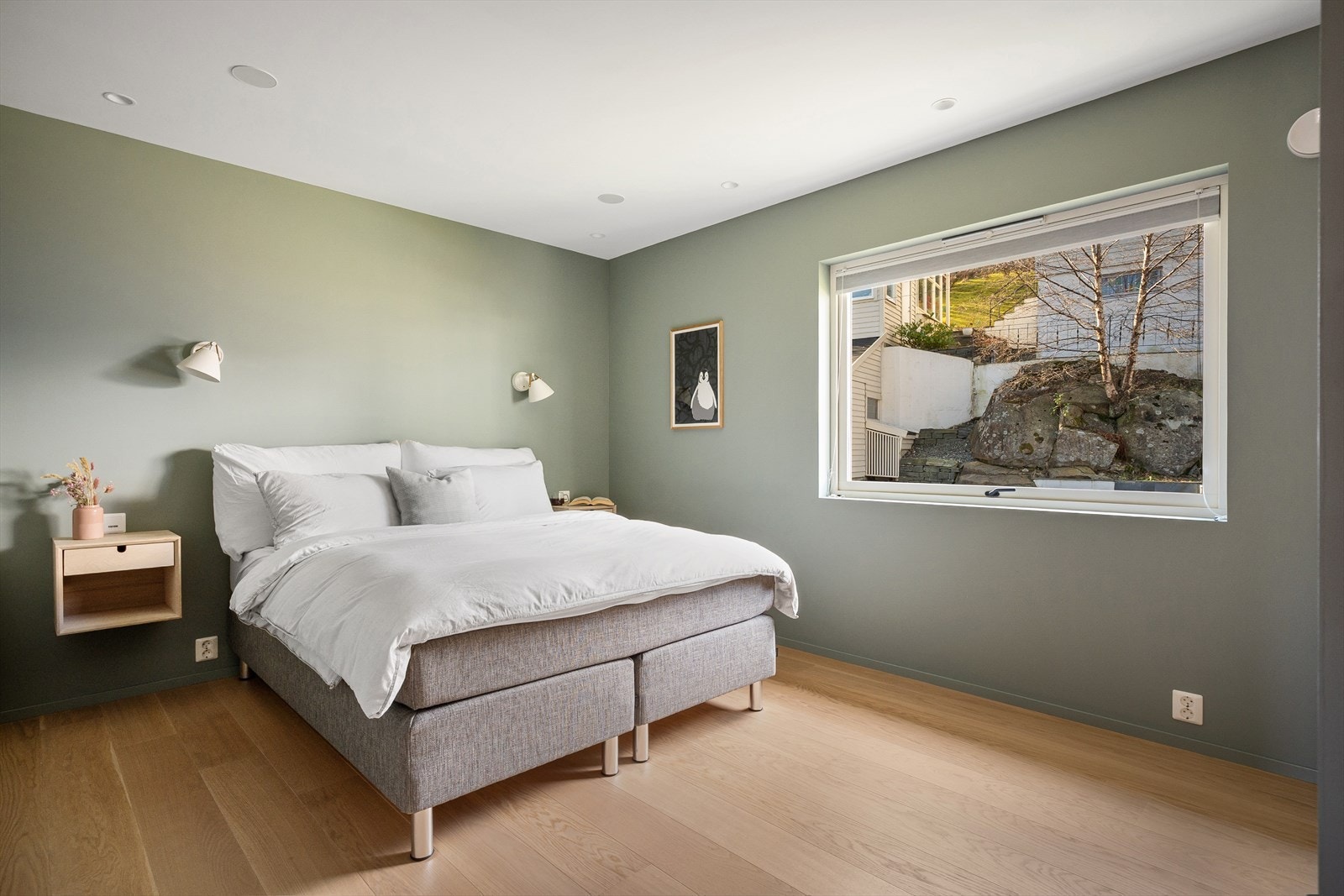 Stort hovedsoverom med god plass til dobbeltseng og stor garderobe. Fine vegghengte-nattbord Galleribilde