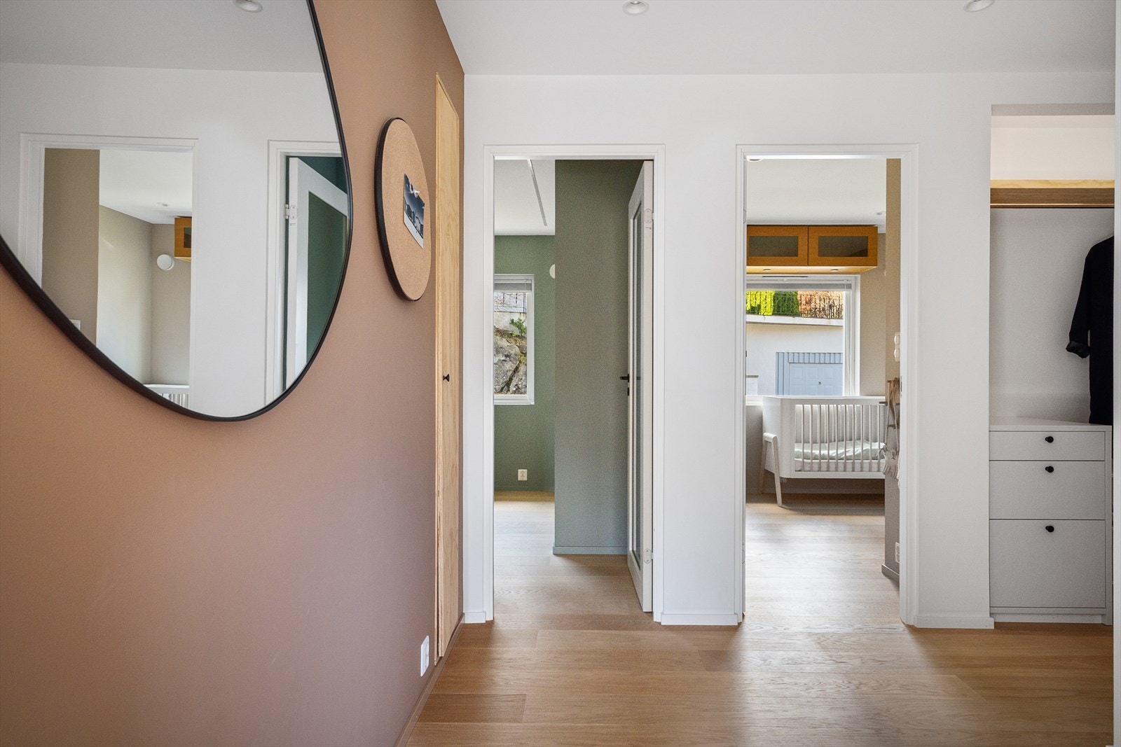 Gang med plass til å henge fra seg yttertøy og sko Galleribilde