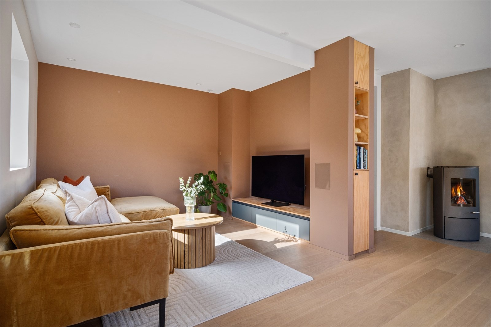 Tv-stue med god plass til stor sofagruppe og fin inne-bygget tv-benk. Opprinnelig var dette et soverom. Galleribilde