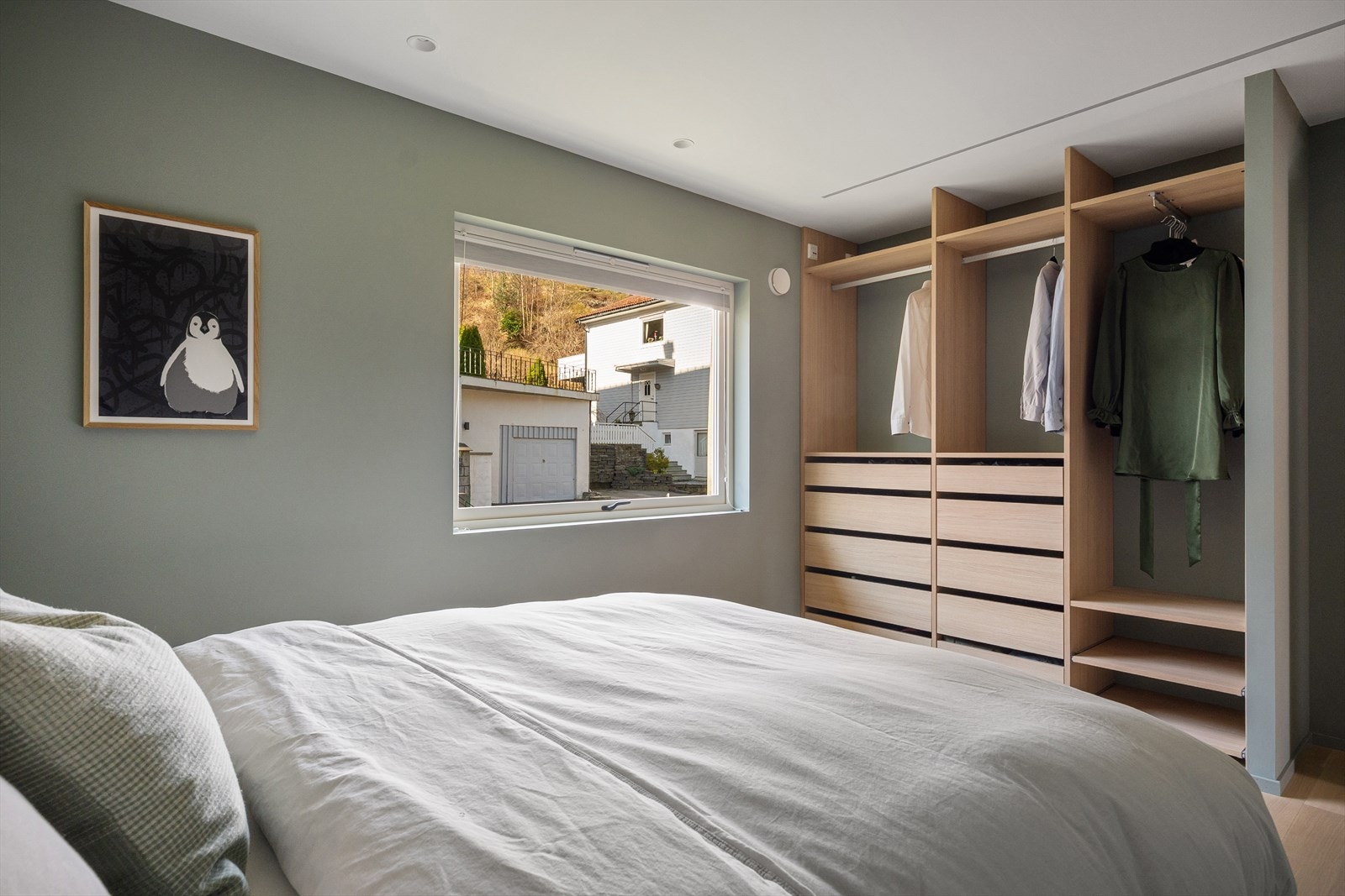 Soverommet har innfelt høyttalere Galleribilde