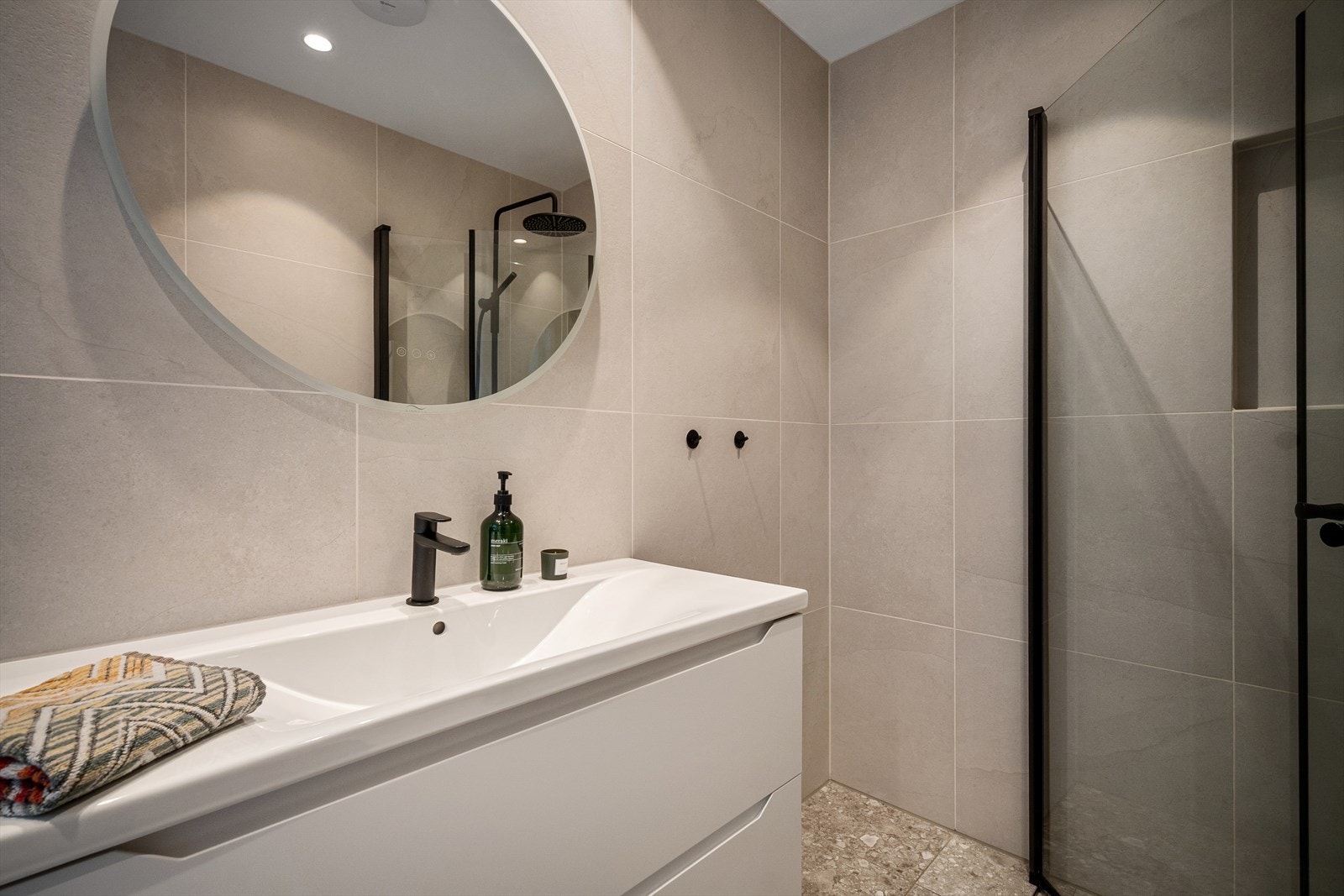 Helfliset med varmekabler i gulv Galleribilde