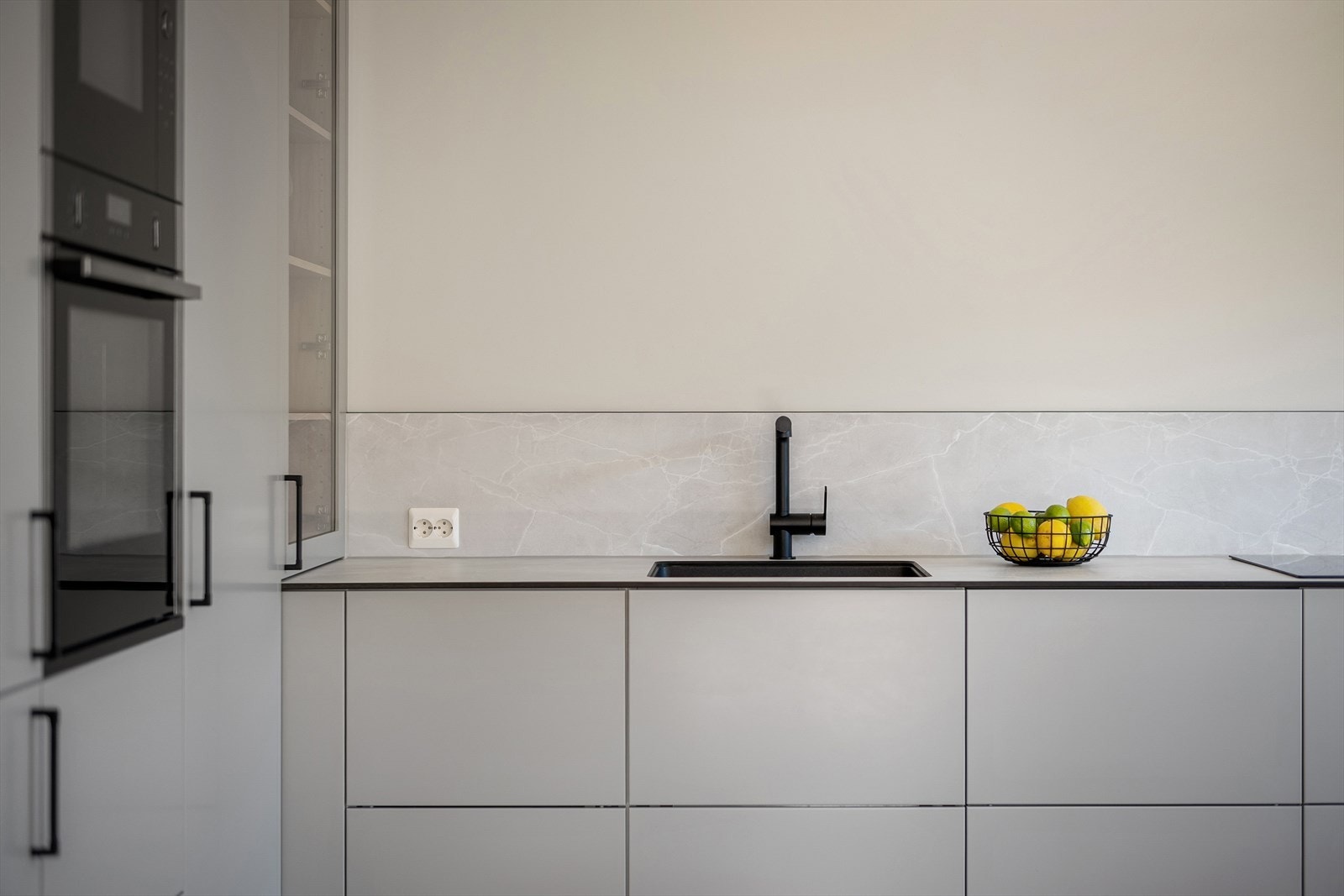 Kjøkken i varmgrå farge med slette fronter Galleribilde