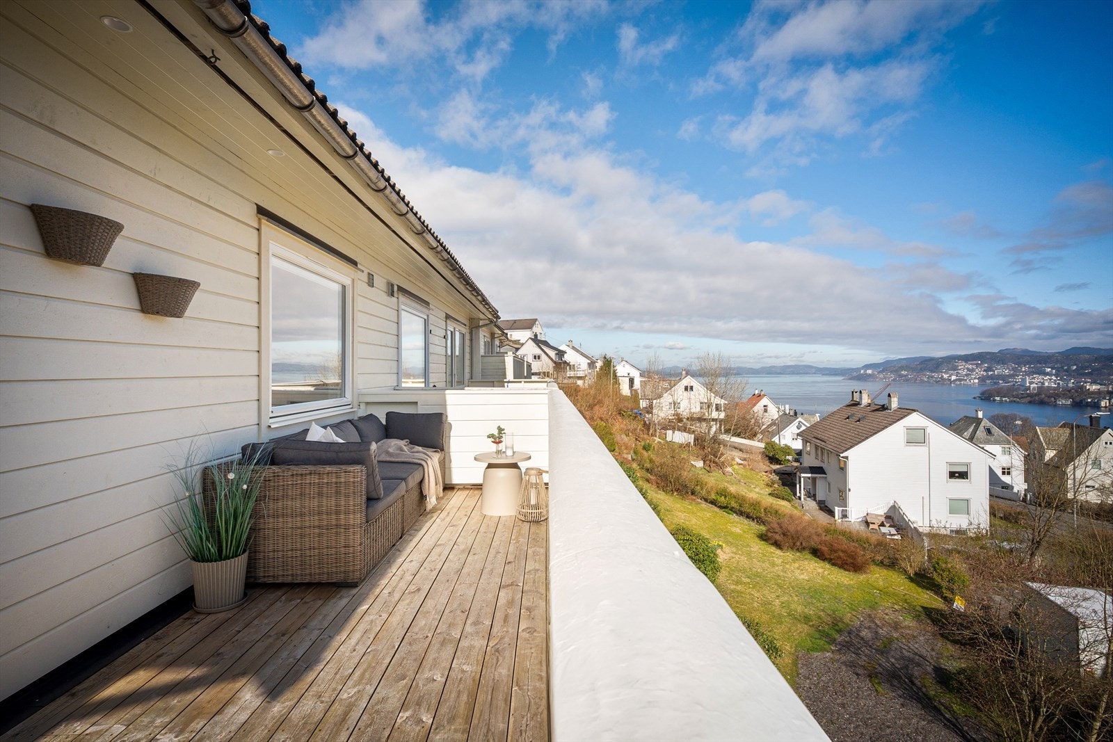 Usjenert altan med nydelig utsikt Galleribilde