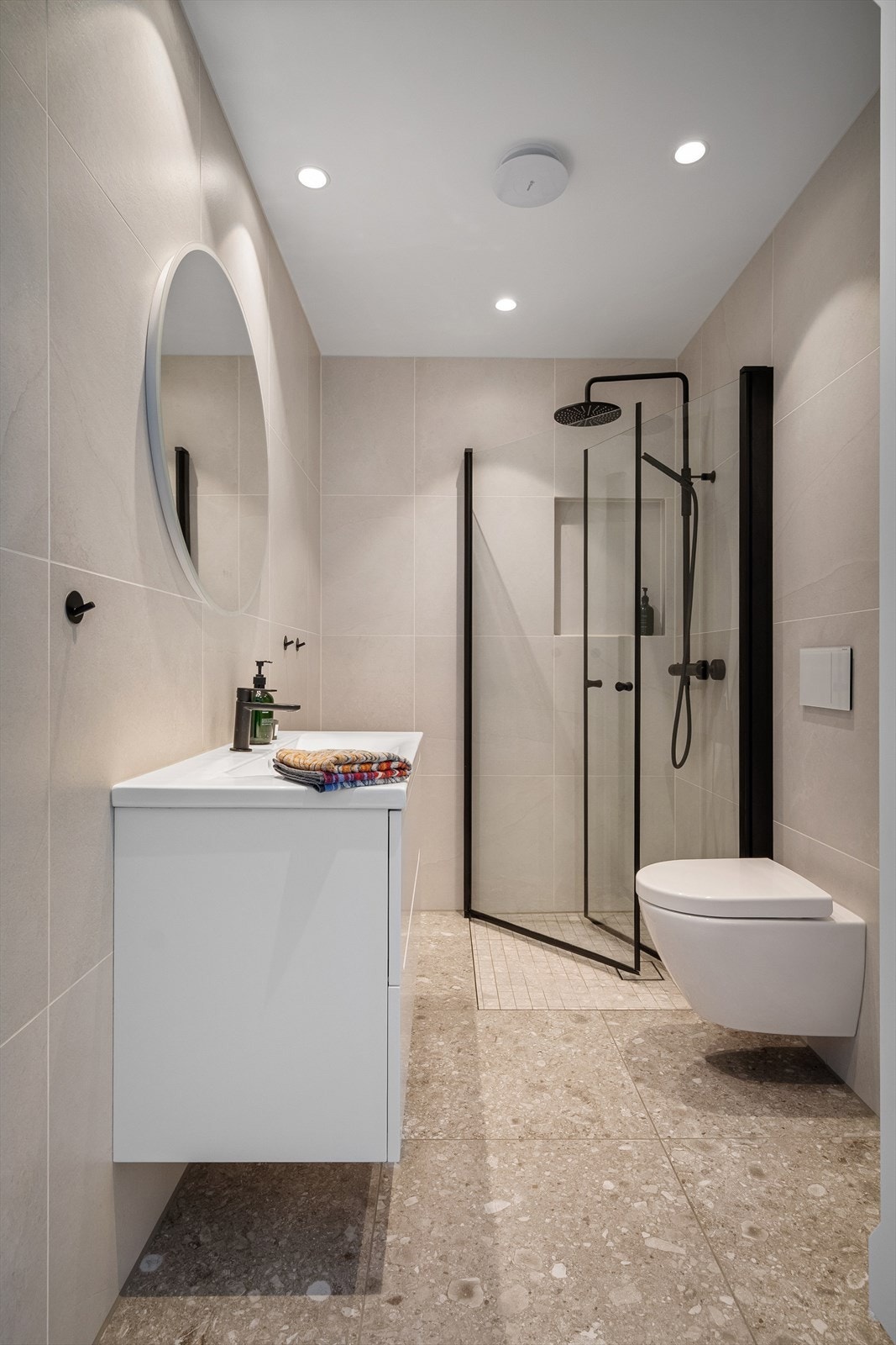 Lindbad møbler med porselensvask og vegghengt takdusj Galleribilde