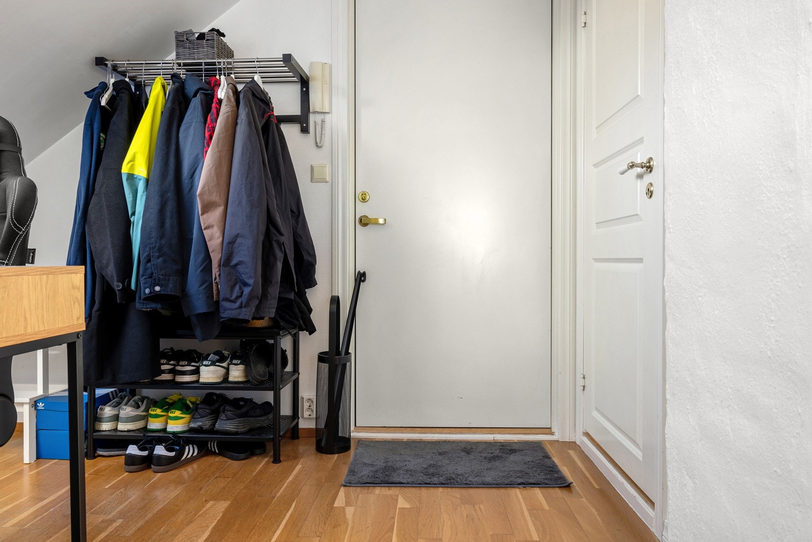 Romslig entrè med god plass til å henge fra seg yttertøy og sko. Galleribilde