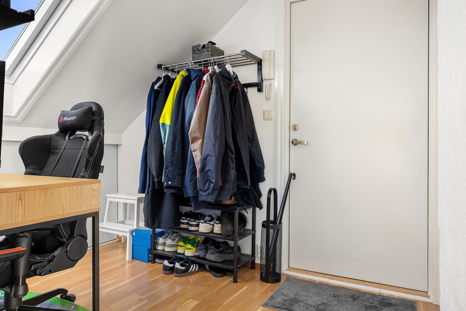 Her er det også plass til skrivebord, perfekt for studenten. Galleribilde