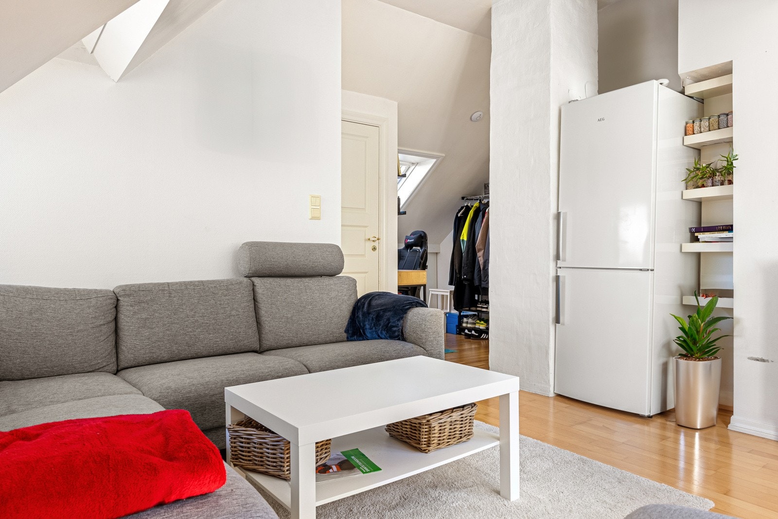 Videre beveger vi oss inn til selve hjerte av leiligheten, stue/kjøkken løsningen. Galleribilde