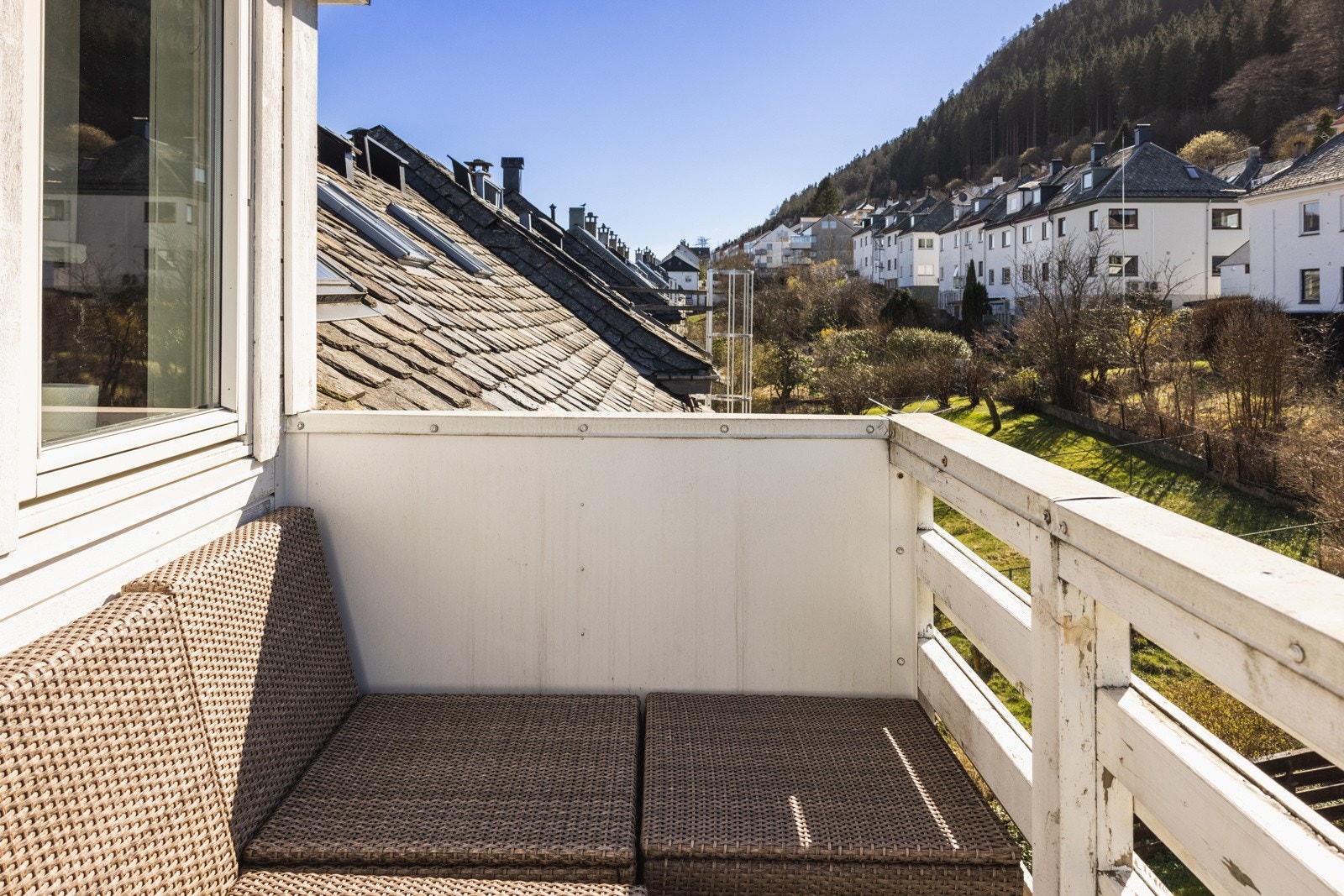 Her er det også utgang til balkongen på hele ca. 3,8 kvm, som byr på gode solforhold, og fin utsikt Galleribilde