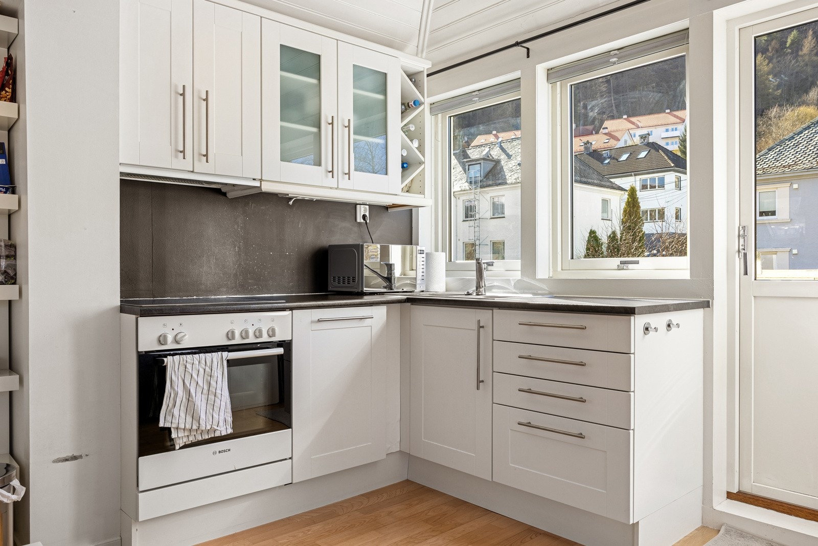 Av integrerte hvitevarer medfølger stekeovn, platetopp og oppvaskmaskin. I tillegg opplyser selger at kjøleskapet med frysedel kan medfølge etter avtale. Galleribilde