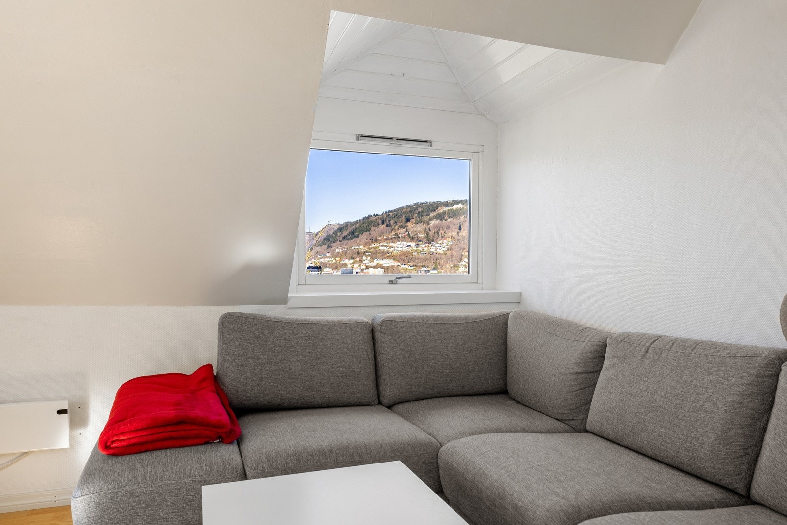 Rommet har en god planløsning som gjør rommet enkelt å innrede med sofagruppe, TV og spisebord. Galleribilde