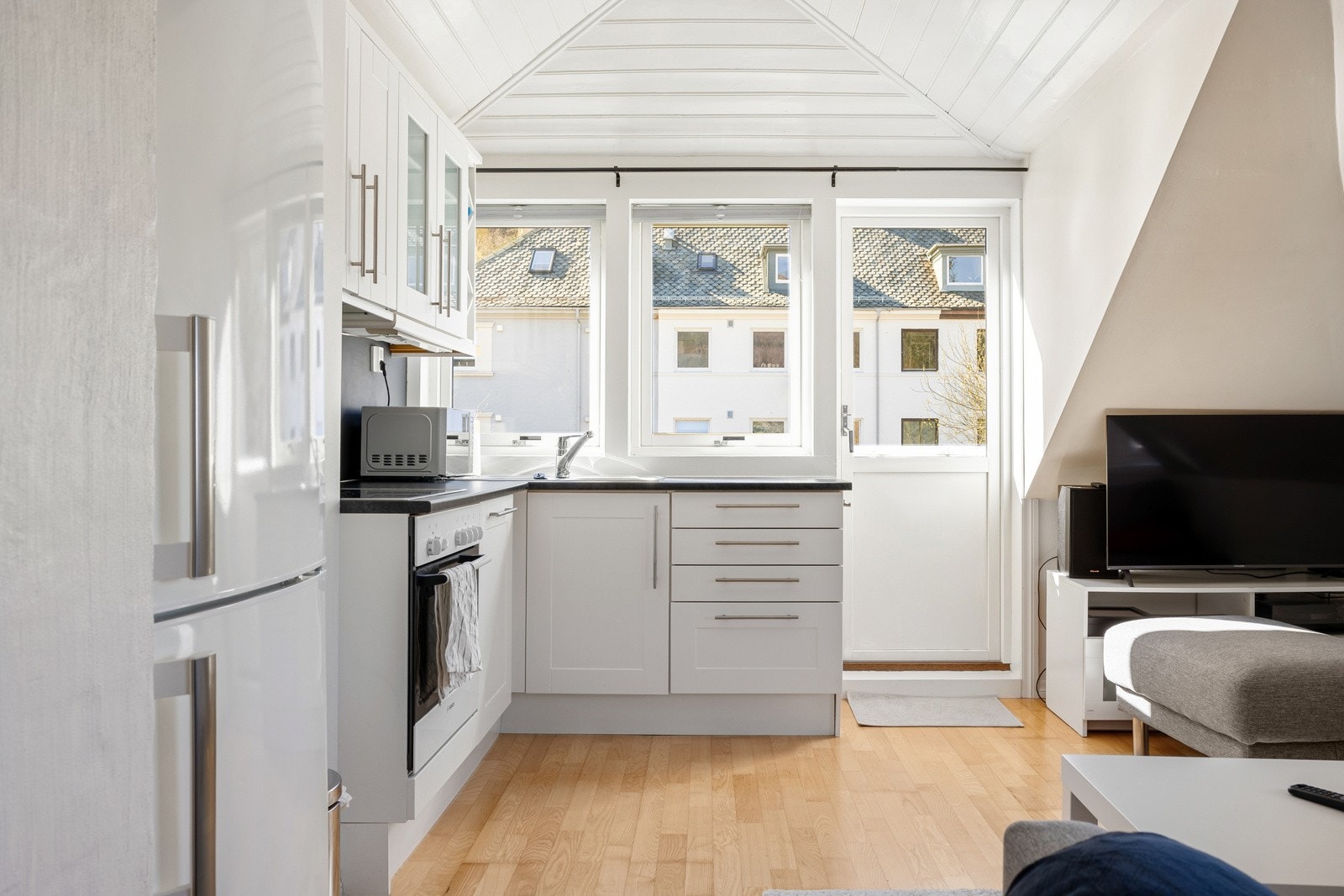 Det første man legger merke til er de store vinduene, som slipper rikelig med lys inn i rommet. Galleribilde