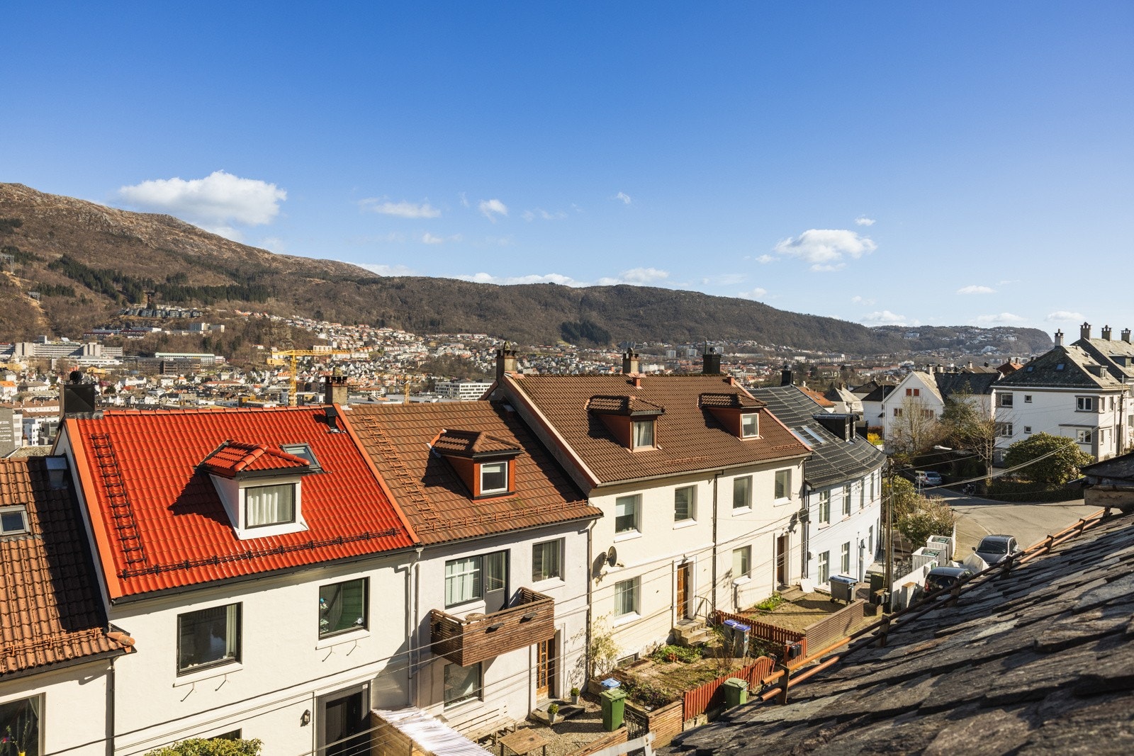 Med busstopp 40 meter fra leiligheten og Bybanen 800 meter unna tar du deg enkelt til Bergen sentrum og tilbake. Galleribilde
