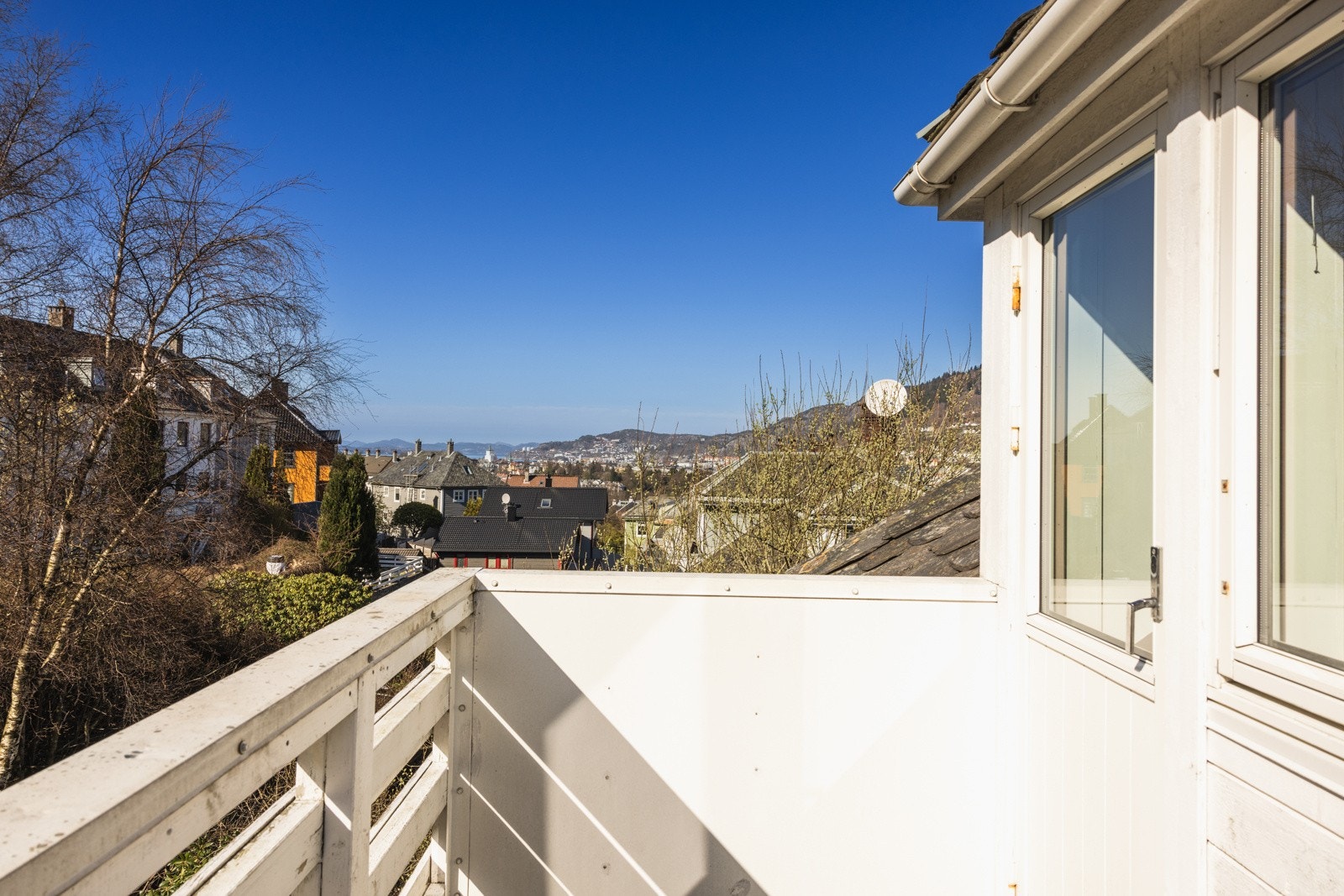 Egen uteplass med gode solforhold og fin utsikt. Galleribilde