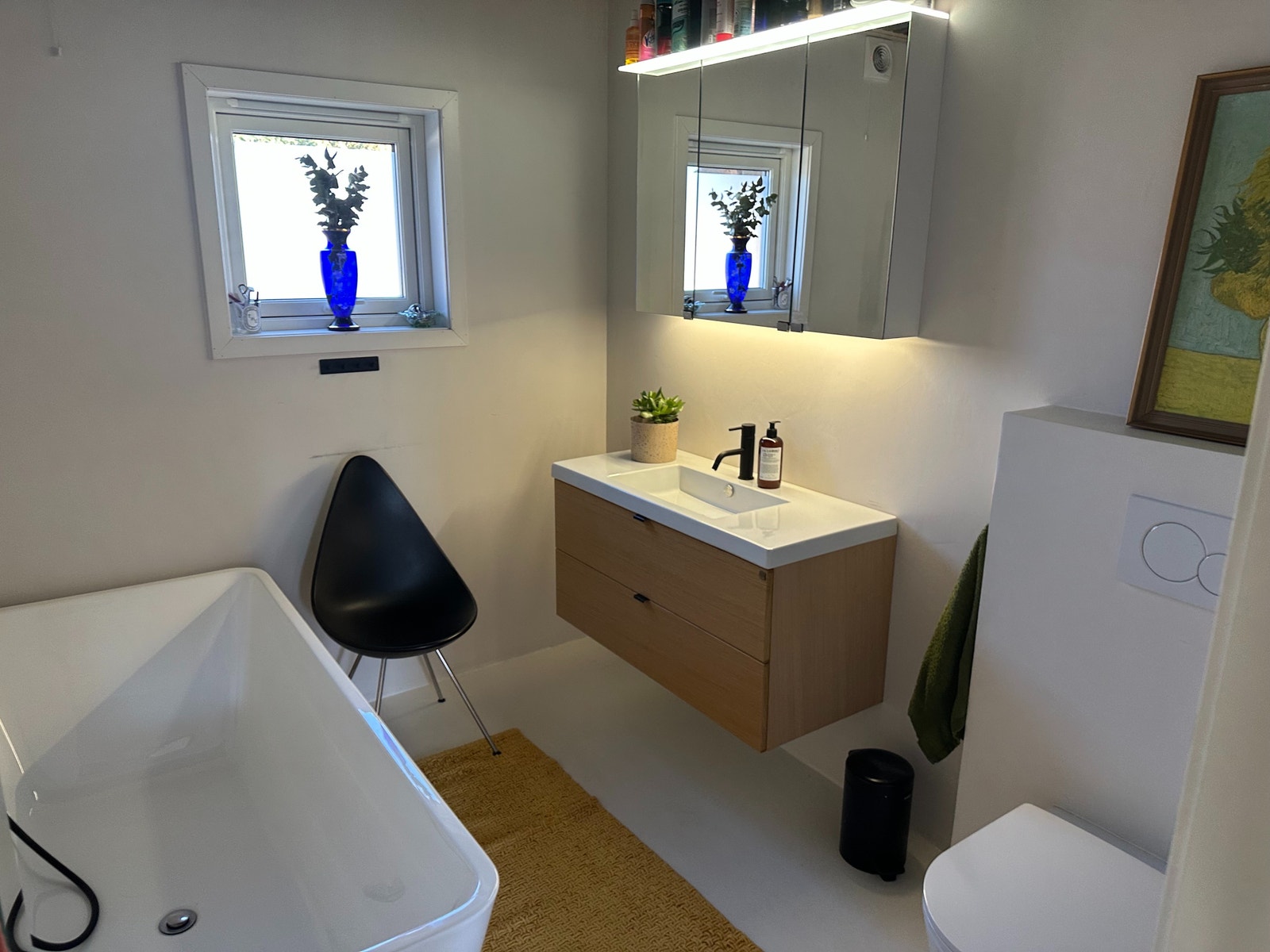 Hovedbad med stort badekar og vegghengt toalett. Galleribilde