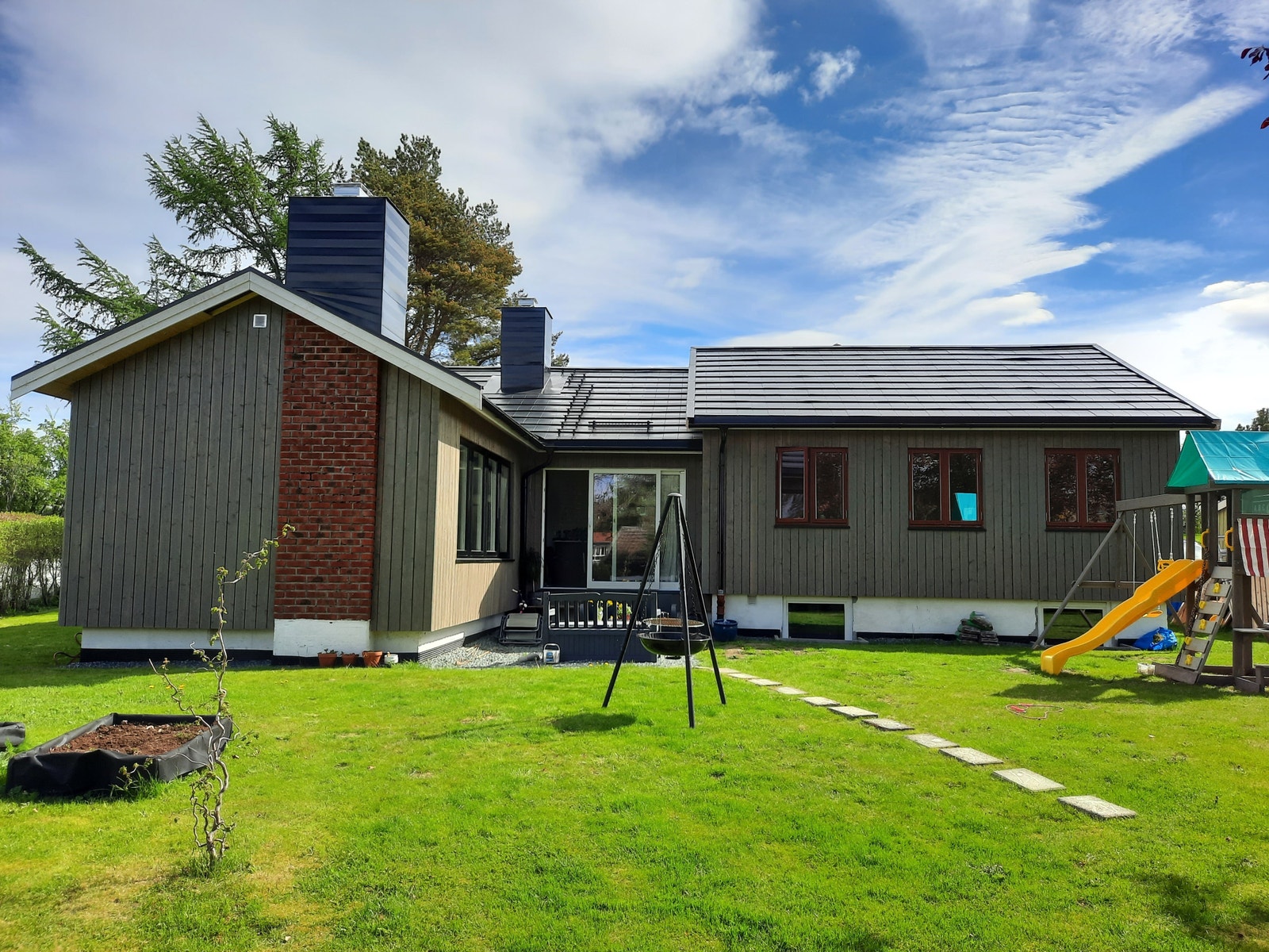 Bilde fra ene siden av hagen før terrasse ble bygget. Galleribilde