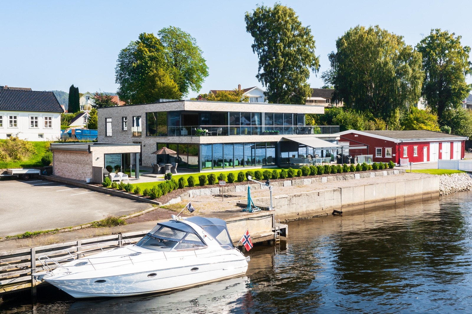 Det er lagt klart for fremtidig turvei i front av eiendommen, noe som har vært et krav fra Porsgrunn kommune. Denne er dog ikke tatt i bruk pr d.d. Galleribilde