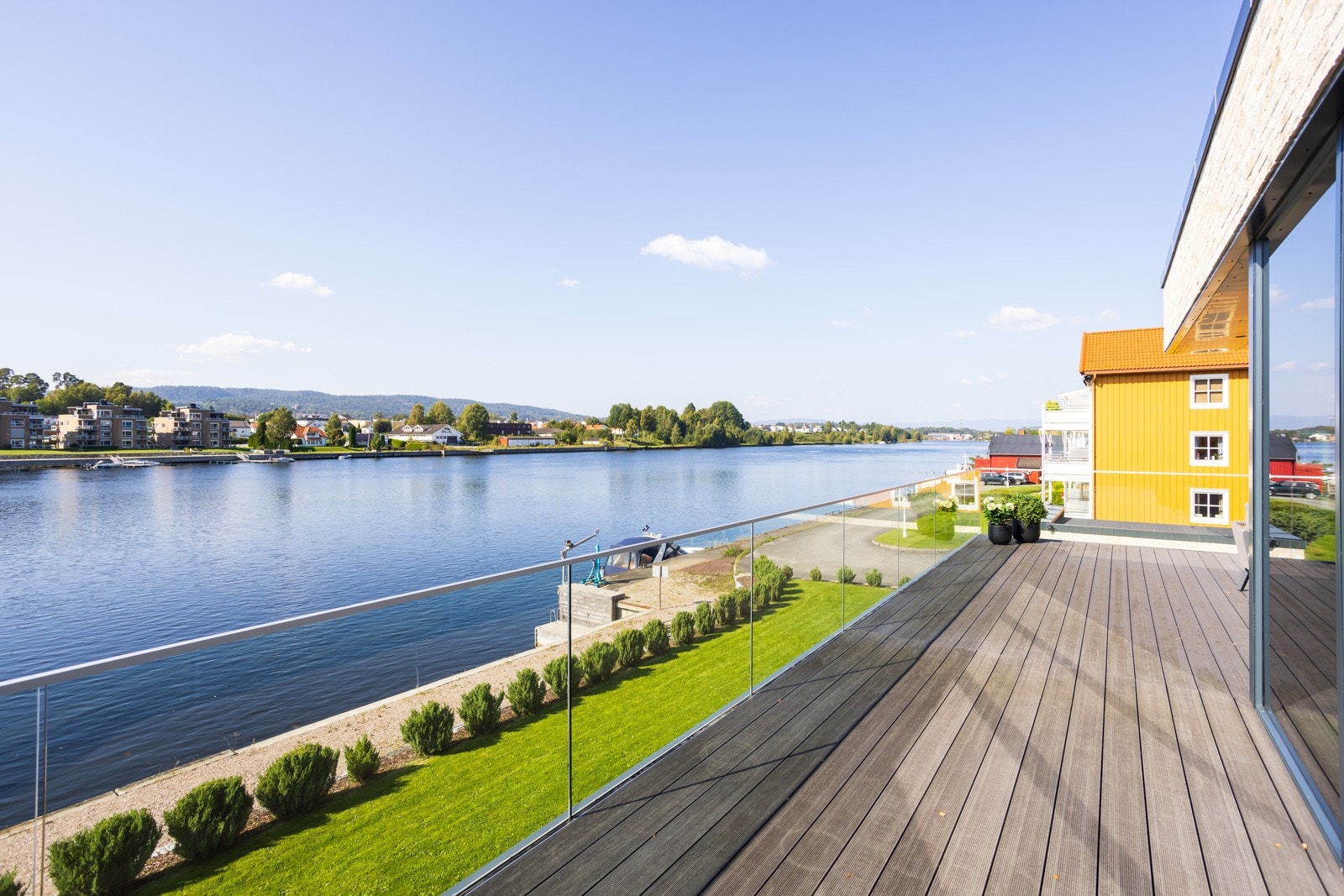 Privat brygge med løftekran til vannscooter/lettbåt Galleribilde