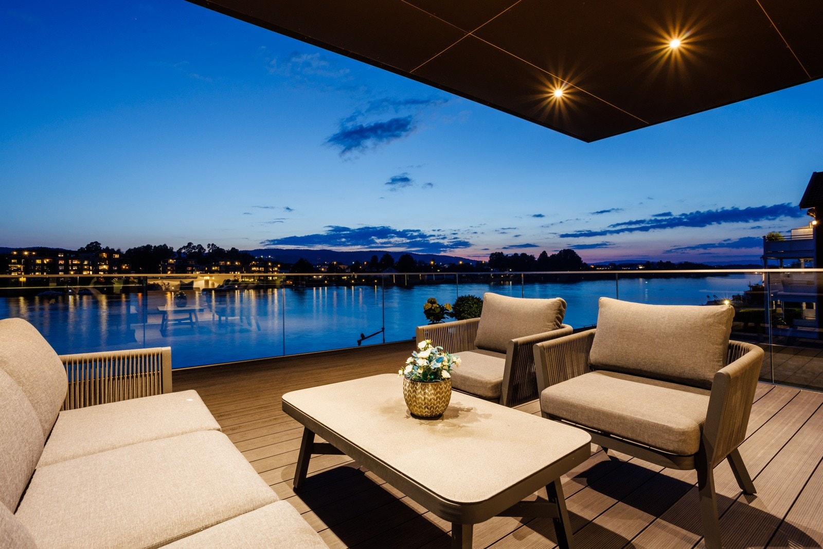 Stor terrasse ut fra 2. etg med fantastisk utsikt Galleribilde