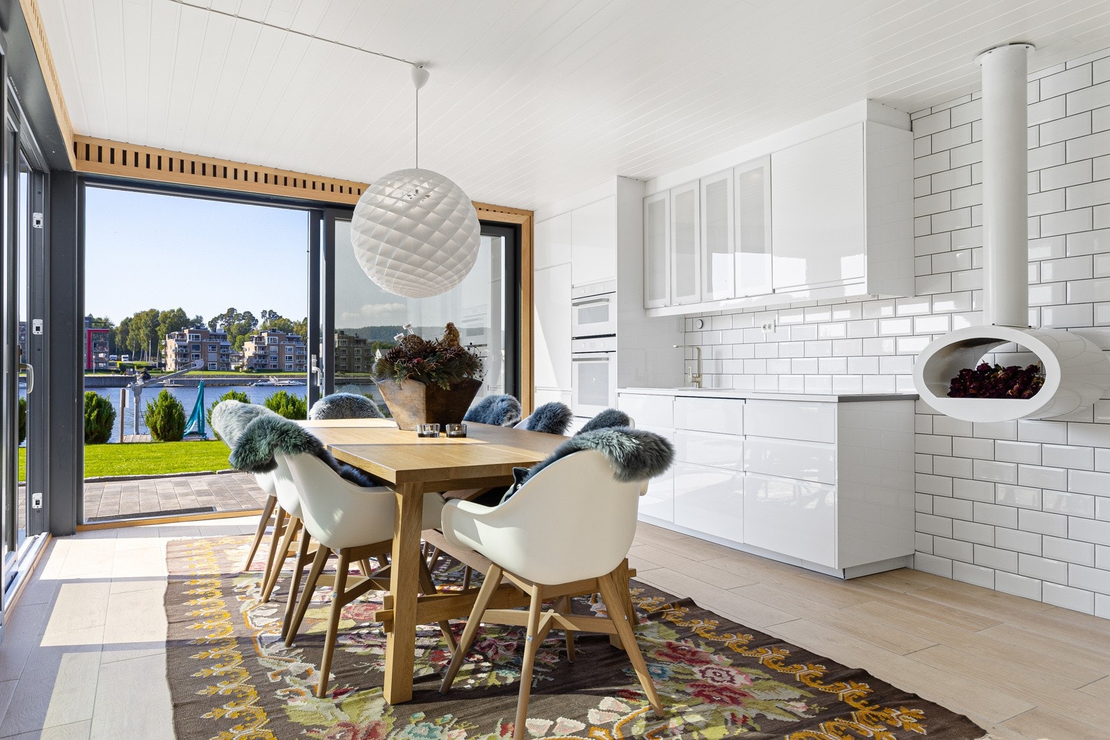 Med kjøkkeninnredning, plass til stort spisebord og sofagruppe er denne perfekt for sosiale sammenkomster Galleribilde