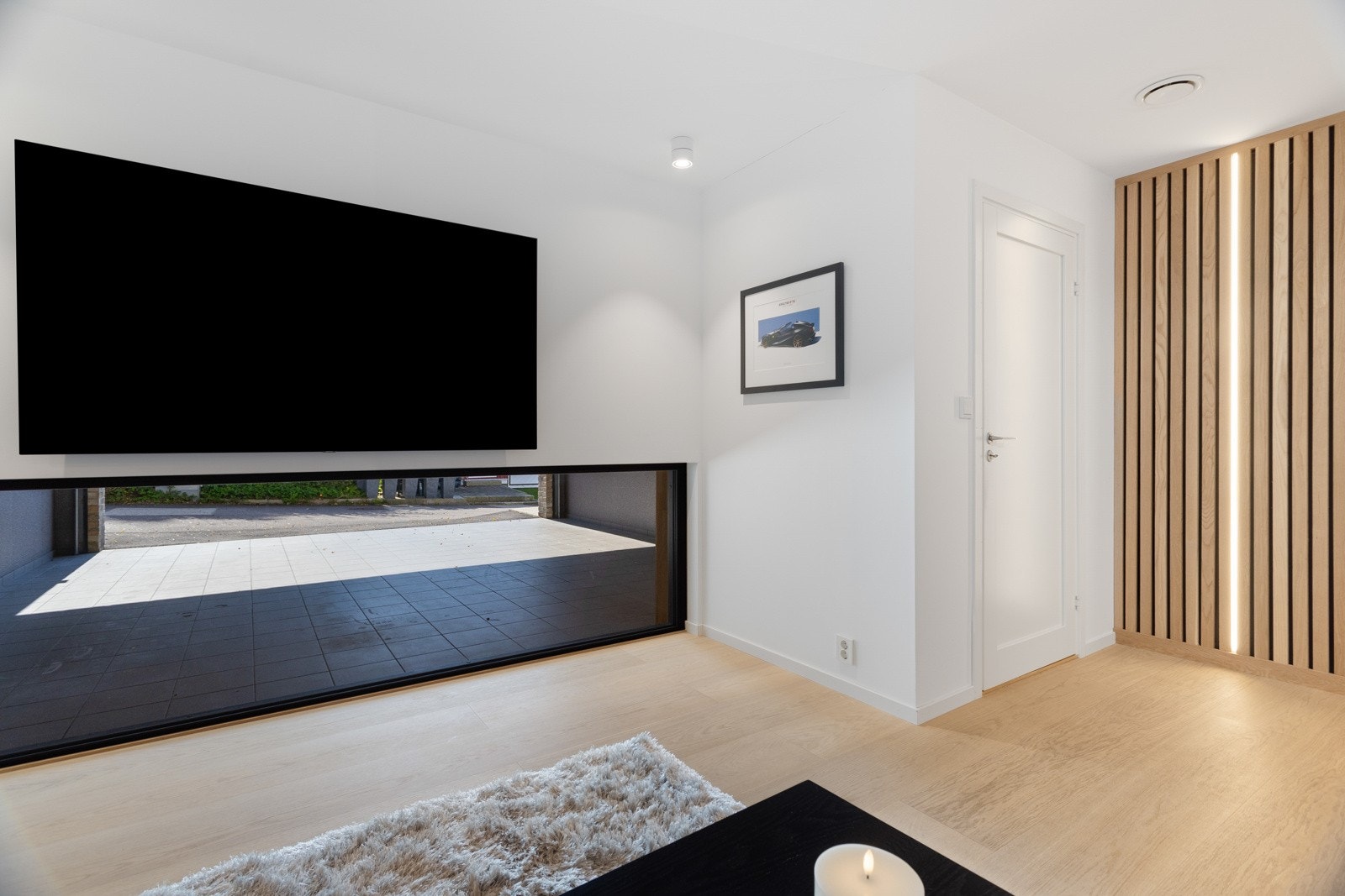 Stilig detalj med glass mot garasje Galleribilde