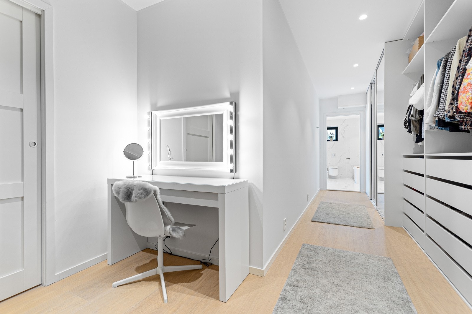 "Walk-in-closet" av meget god størrelse Galleribilde