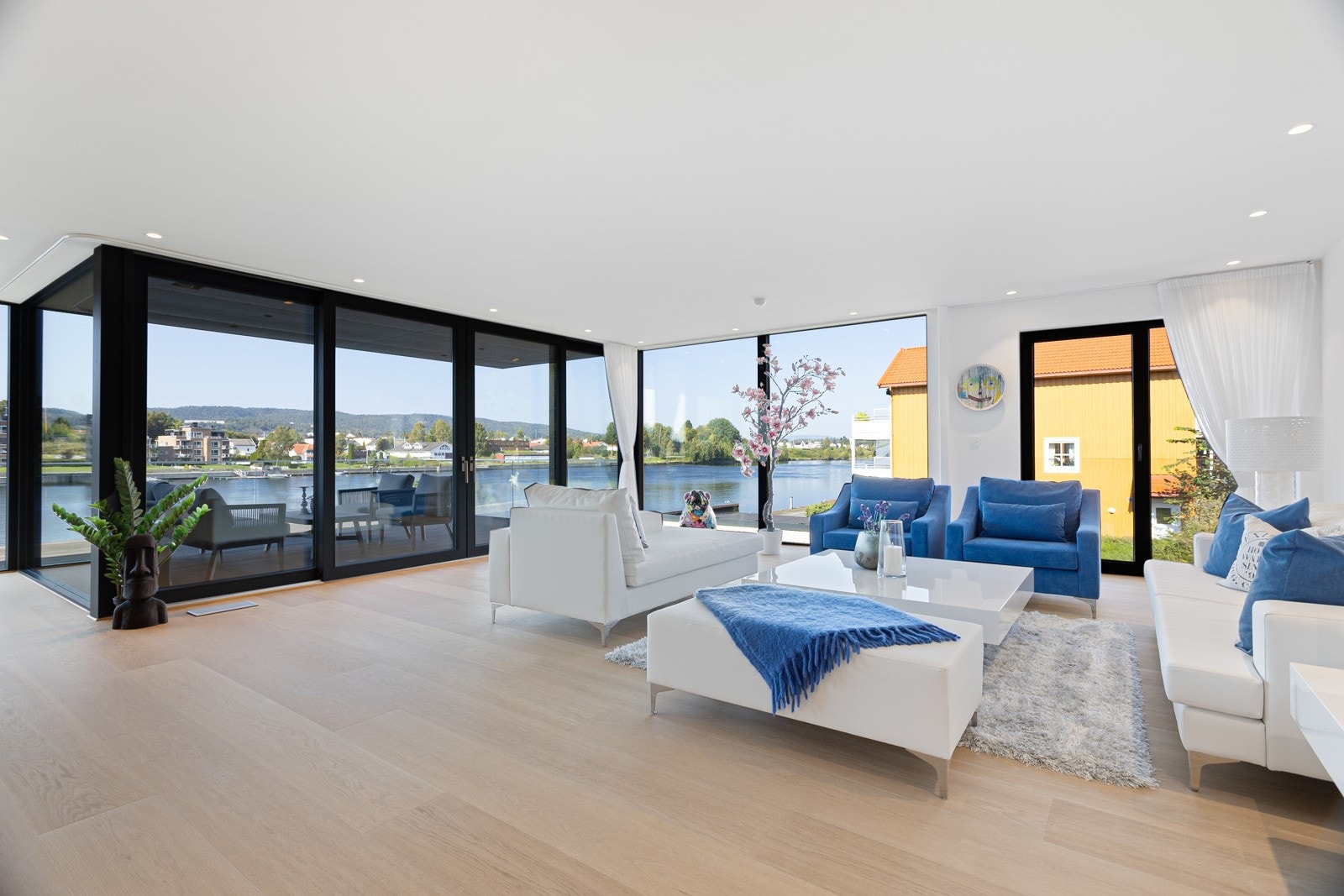 Store vinduer i aluminimum og hus med fasade i murstein gir minimalt med vedlikehold Galleribilde