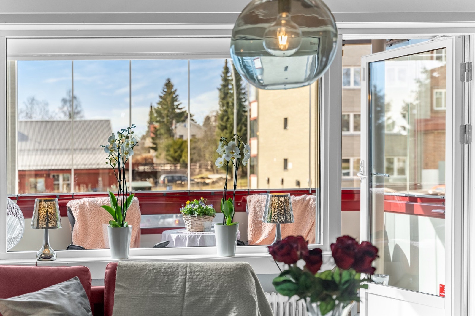 Den innglassede balkongen på ca. 6 m² fungerer som en forlengelse av stuen og gir deg et lunt uterom nesten året rundt. Galleribilde