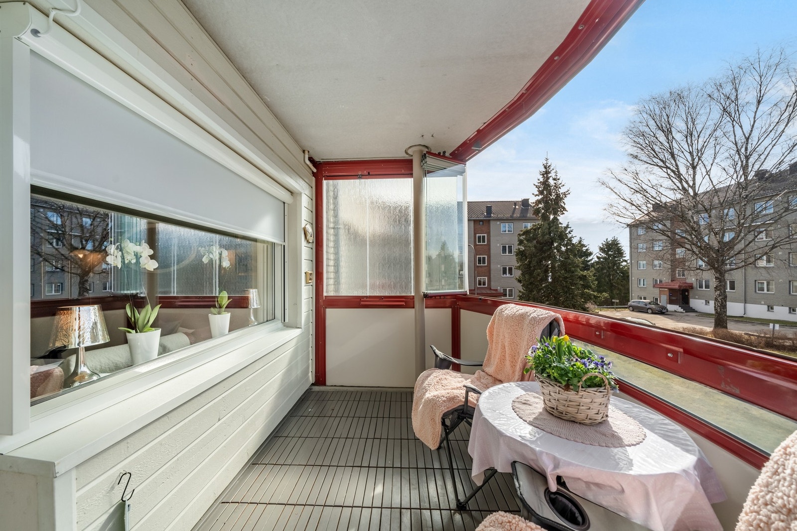 Glassfeltene kan åpnes for god lufting, og utsikten vender fredelig inn mot borettslagets felles grøntområder. Galleribilde