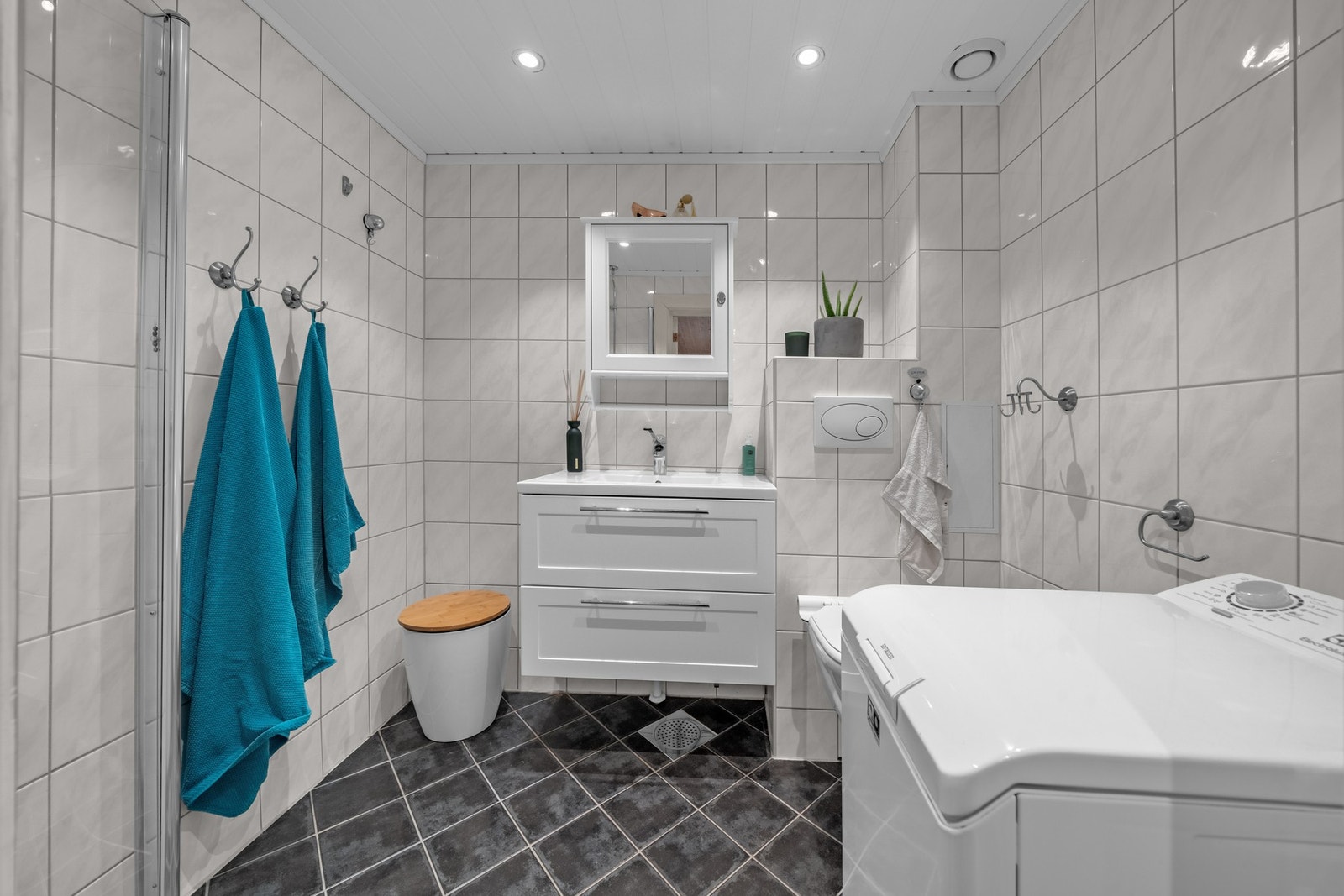 Badet ble totalrehabilitert i regi av borettslaget i 2010 og har en nøytral stil. Galleribilde