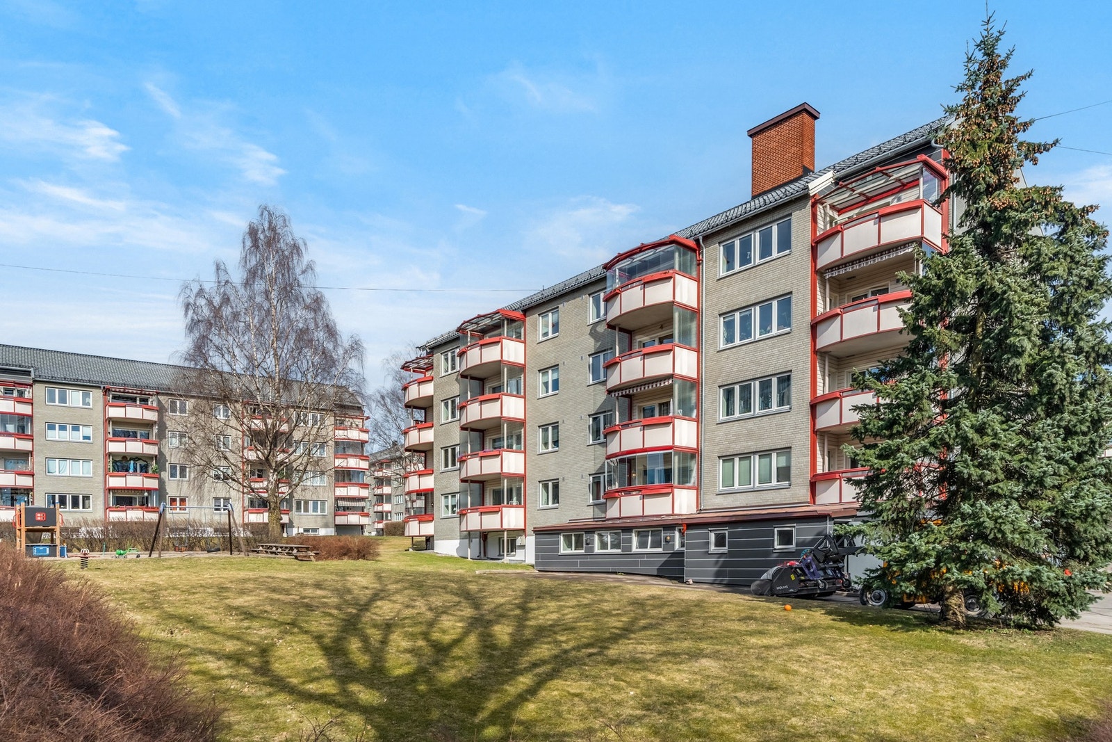 Leiligheten ligger i en høy 1. etasje. Galleribilde