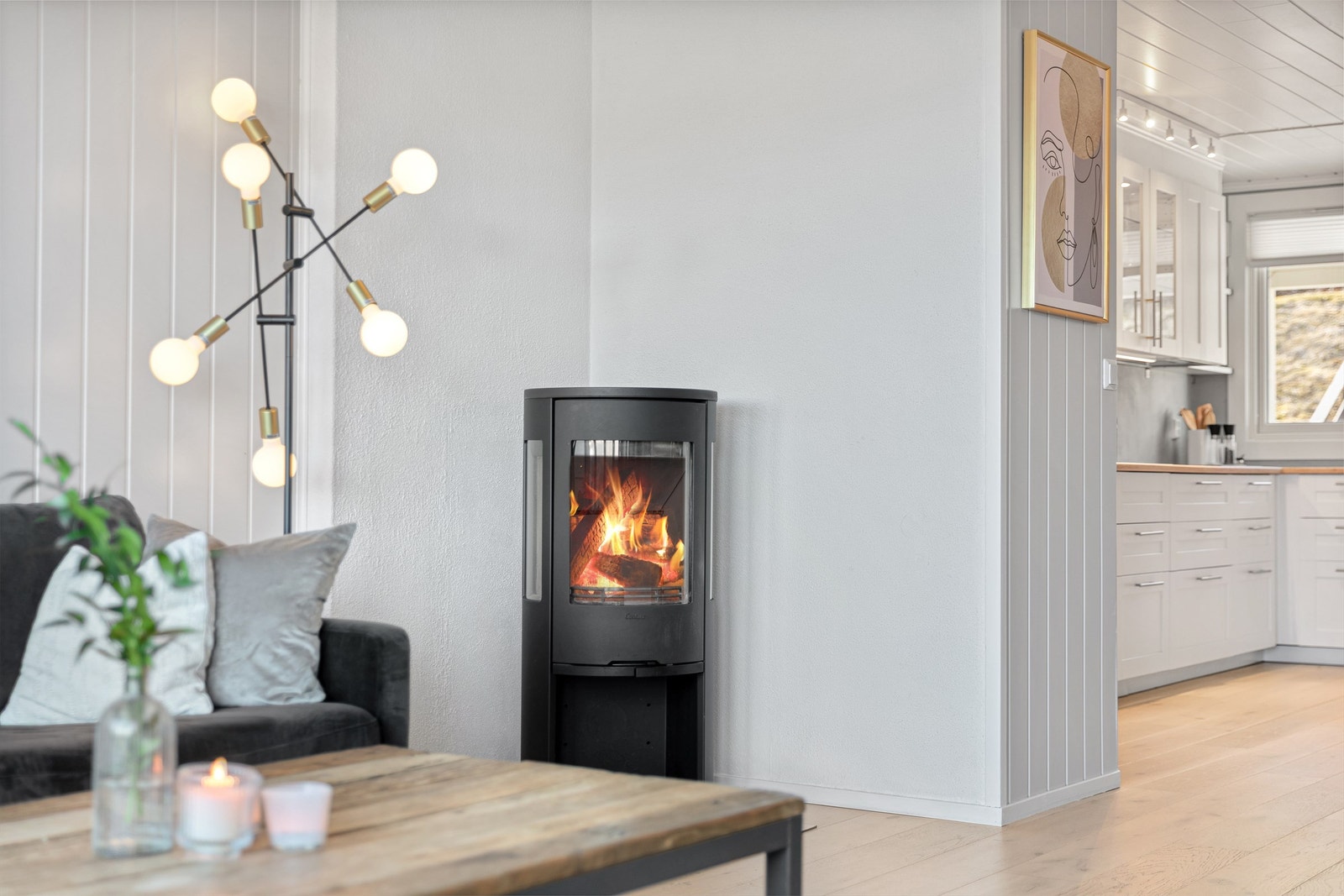 Med både peisovn og nyere varmepumpe får man det lunt og godt i stuen, Galleribilde