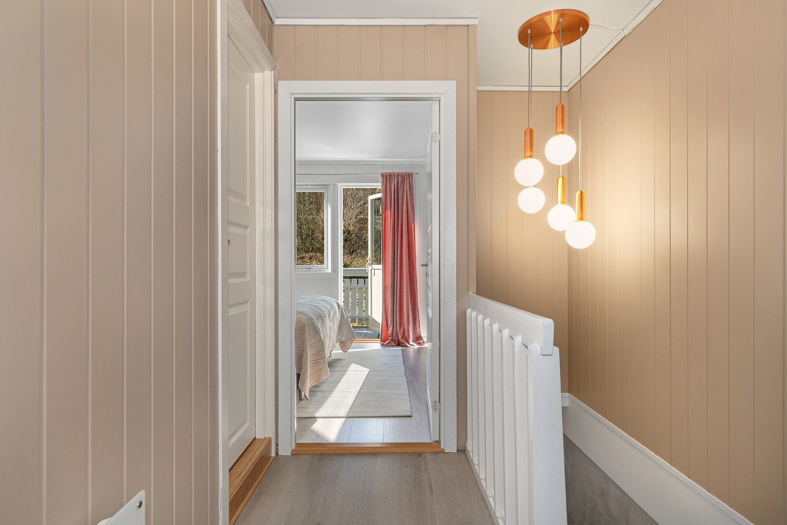 Soverommene er plassert slik at de har enkel tilgang til badet. Galleribilde