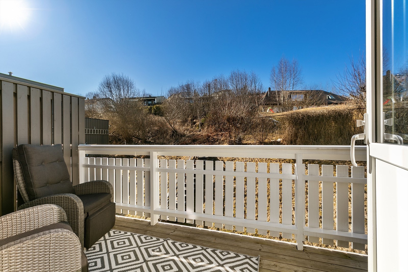 Balkongen måler ca. 8 kvm, og levegger på begge sider bidrar til fin skjerming på uteplassen. Galleribilde