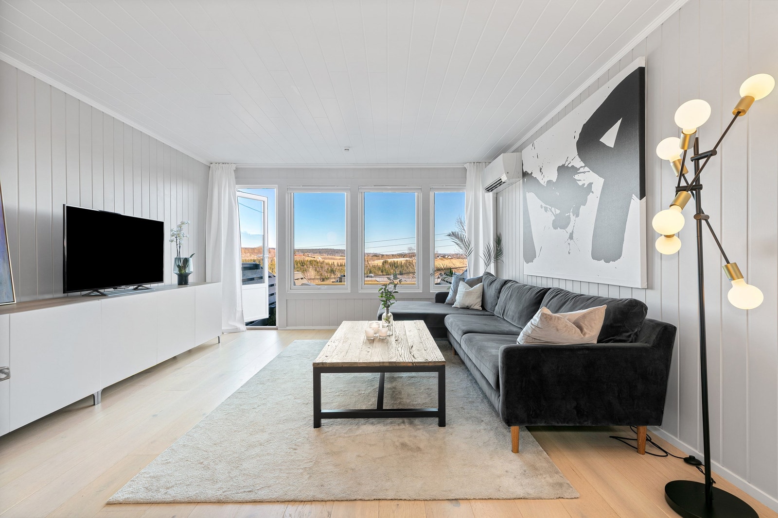 Landlig utsikt ivaretas av store vinduer i front, og disse inkluderer en glassdør til den solrike terrassen. Galleribilde